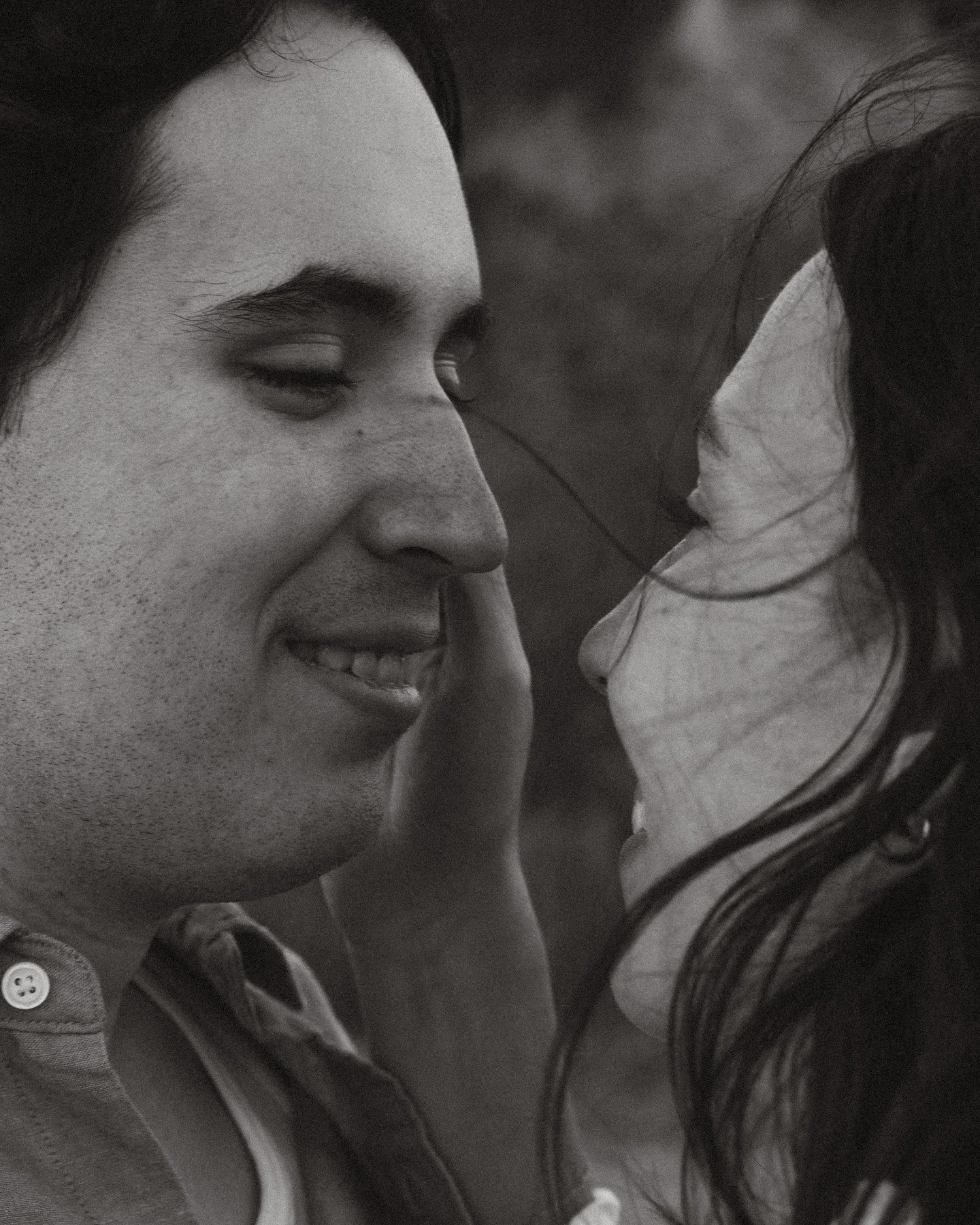 Moments from a movie. 🕊️🎞️⁠
⁠
#torontophotographer #torontocouplephotoshoot #gtaphotographer #gtacouplephotographer #couplesphotographer #candidphotography #authenticlovemag #cinematicphotography #storytellingphotography #fallphototshoot #travelpho