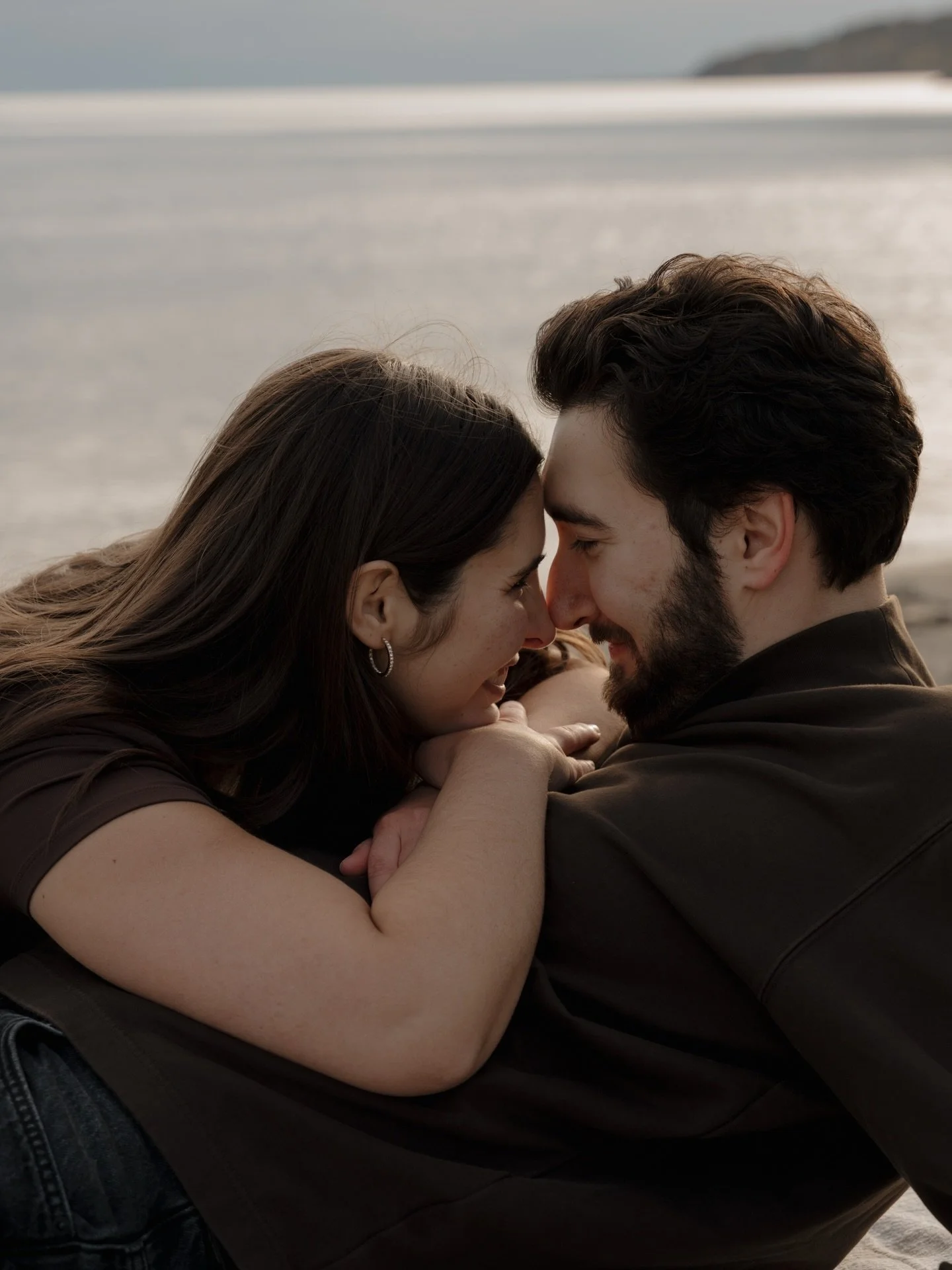 Dreaming of sunset photoshoots capturing love like this 🤍

#ontariophotographer #engagementphotography #engagementphotographer #weddingphotography #cinematicphotography documentaryphotographer authenticlove authenticlovemagazine ontarioweddingphotog