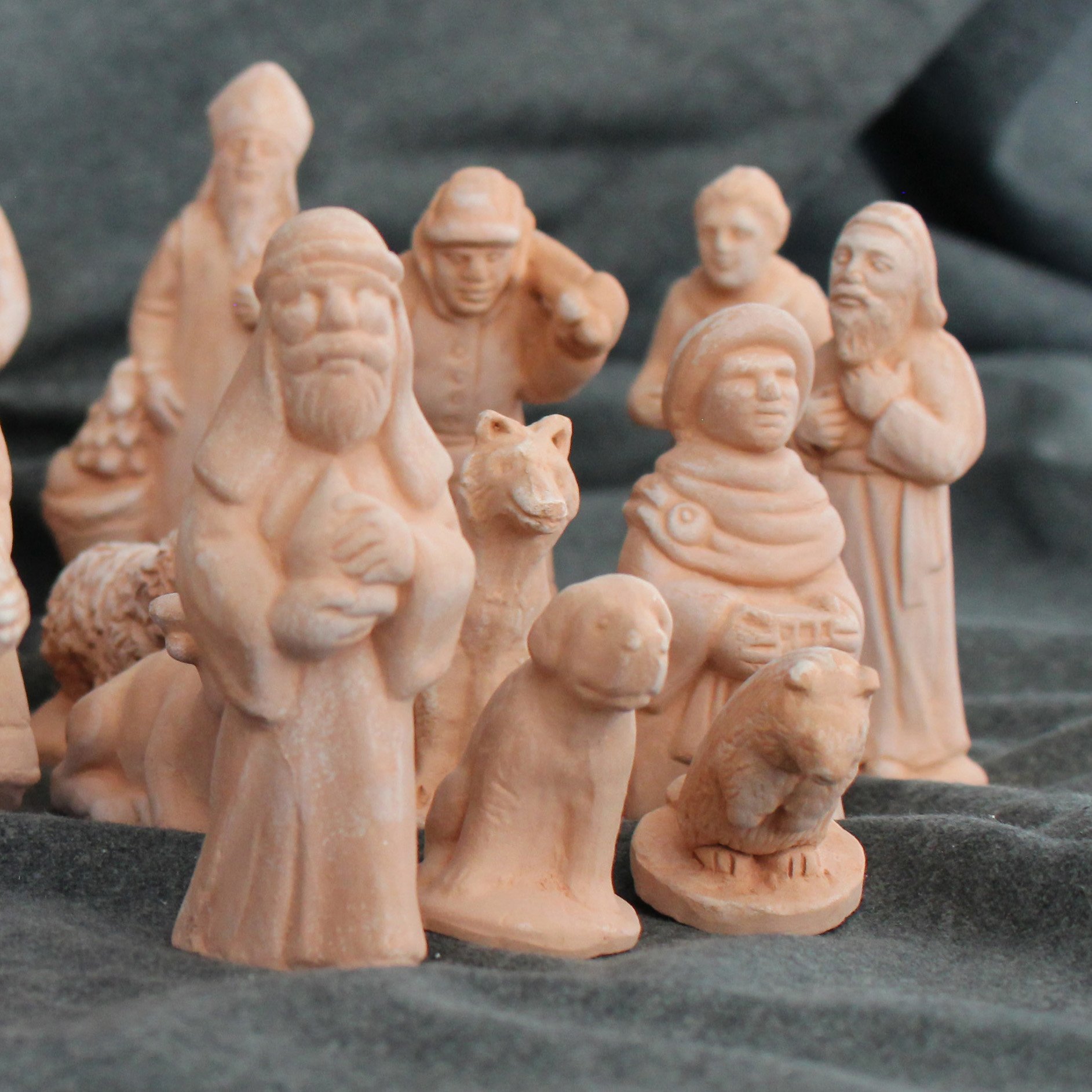 Personnages en terre cuite fabriqués à la main