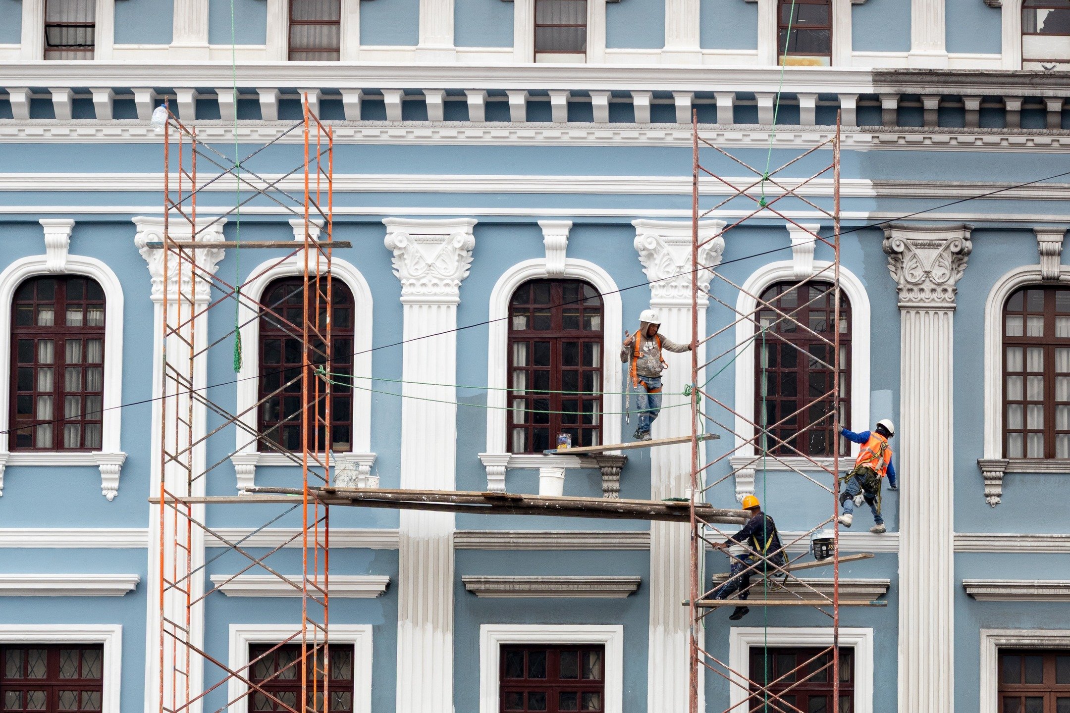 Hombres trabajando
Quito, Ecuador, December 2025

DumboTeixeira&copy;️

#MenAtWork #Ecuador #StreetPhotography #EverydayEcuador #Quito