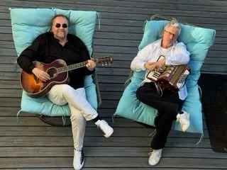 ✨🎤✨ Tämän viikon torstaina Mark Ok Duo soittaa keikan Kulttuurimyllyssä!
2.10. Klo 19.00 Englanninkielistä pop/rock/folk/indie-musaa itä-helsingin Marjaniemestä. 
Sympaattinen duo taikoo akustisten instrumenttien ja e