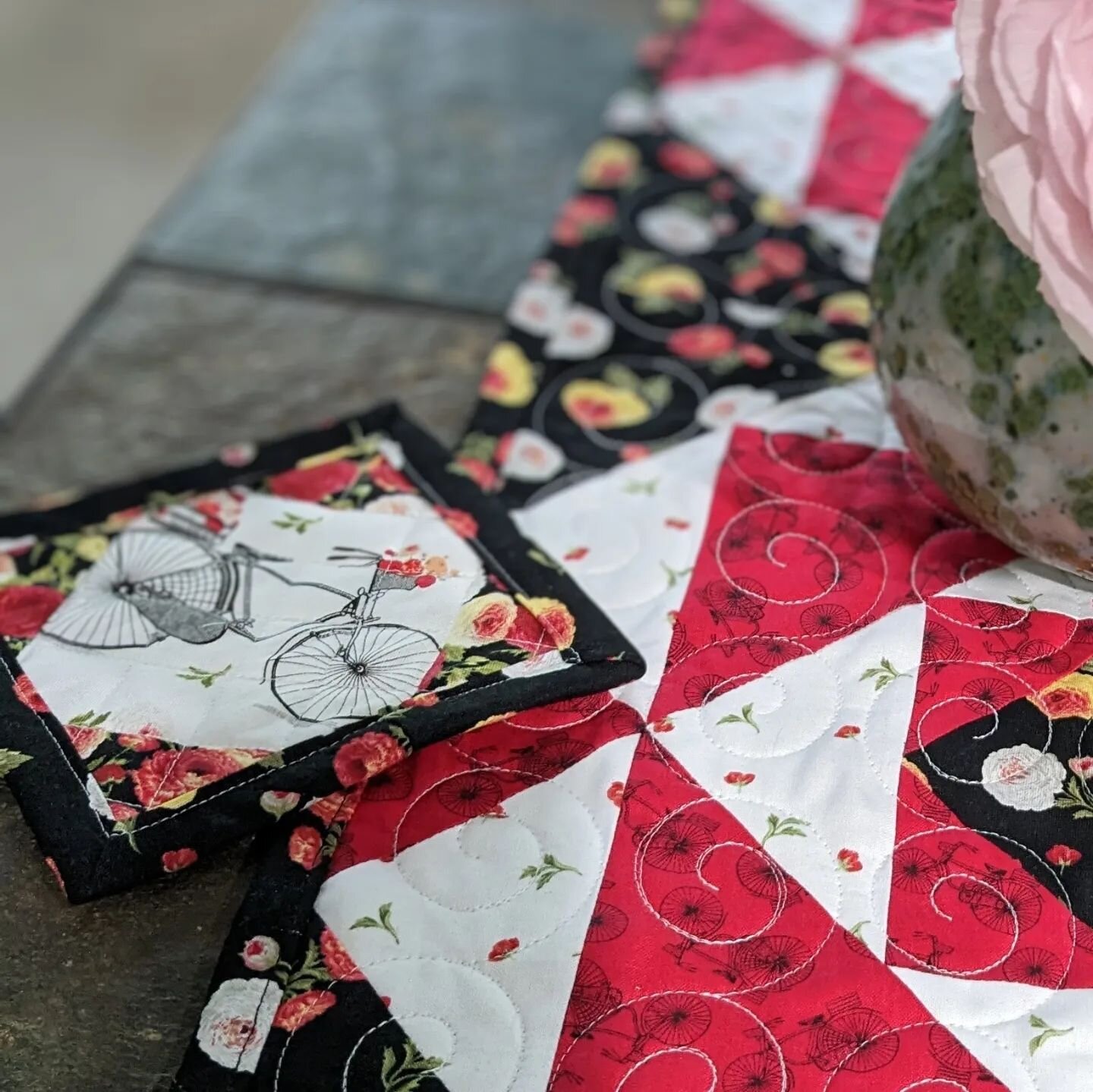 Peep that cute little bicycle on my drink coaster! 🥰🥰 

@jmundodesigns created Flower Market for @henry_glass_fabrics and it is the cutest fabric collection! 

Check out @siysewityourself for my free online tutorial for the coaster and the table ru