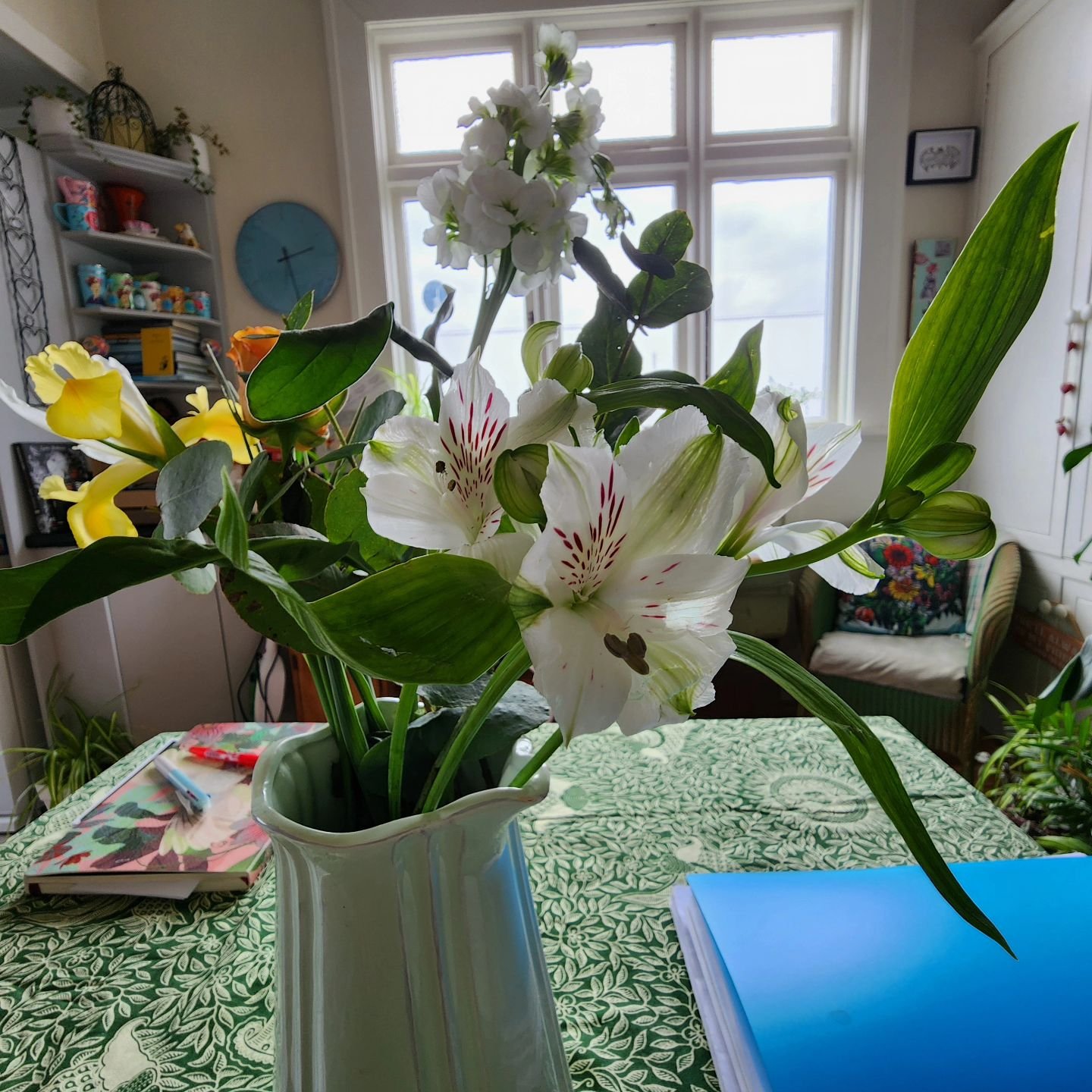 Isn't it funny how a fresh bunch of flowers, or a lovely new pot plant, can motivate us to make our space better for them?  And doesn't it feel good when we do!
The tide of things to-do/read/bin/share/file/store on my dining table ebbs and flows, dri