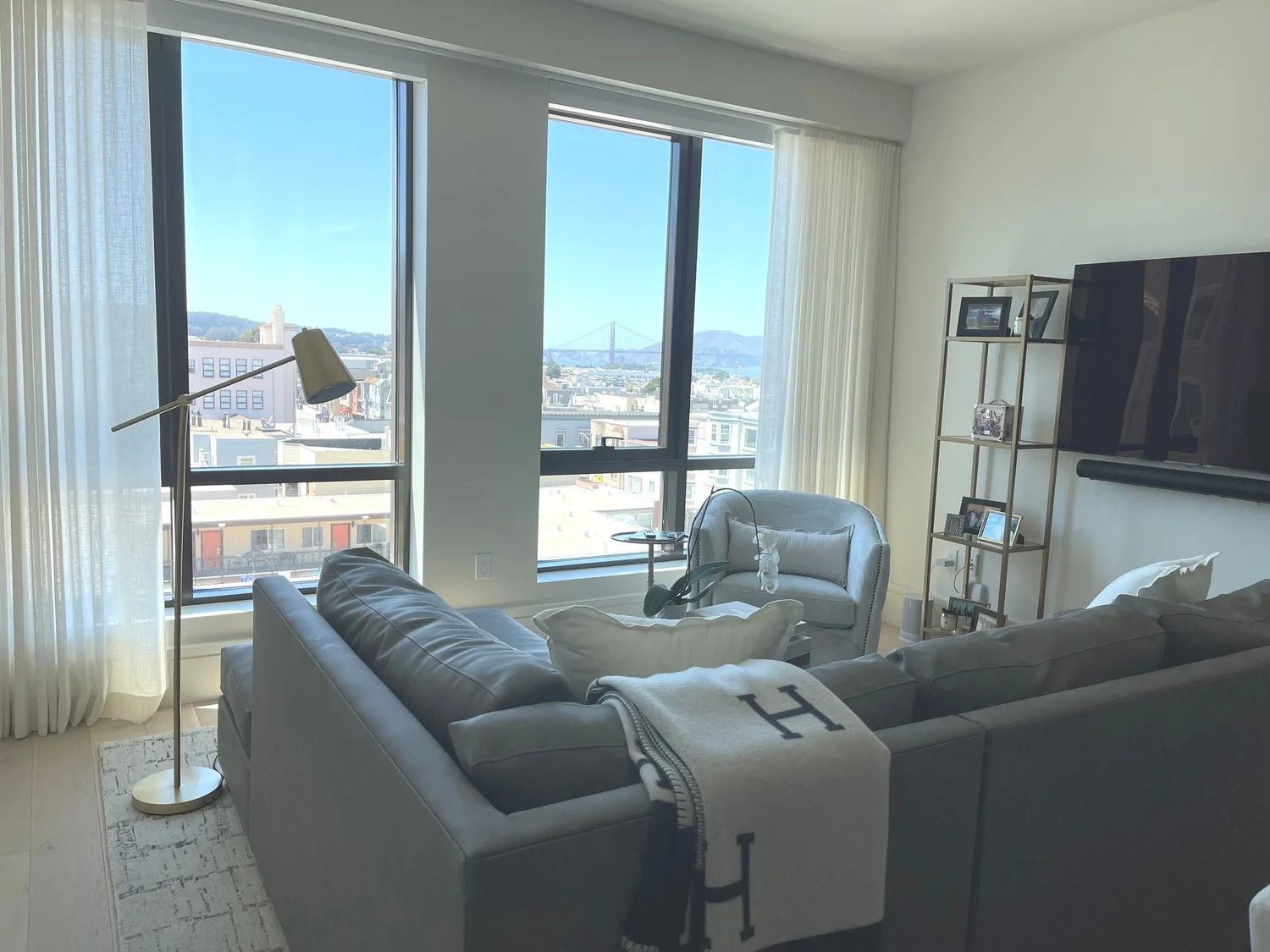 1515 Union St #5C — living room with Golden Gate Bridge view