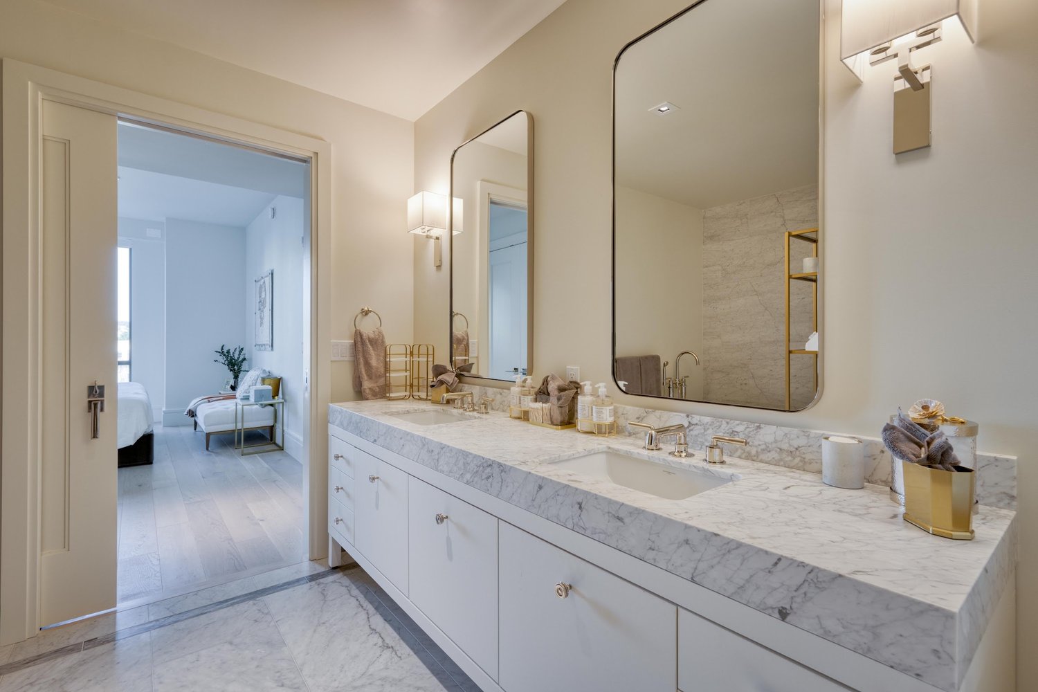 1515 Union St #5C — primary bath with double vanity