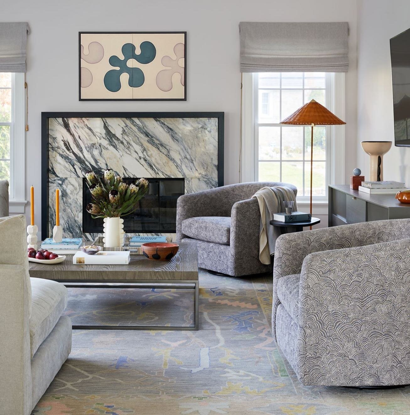 In this layered family room we played with textures and one of my favorite ended up being this @rebeccaatwooddesigns fabric we used to reupholster the swivel chairs. It brings a sense of levity and movement to the space AND is family friendly 👍🏻 Wi