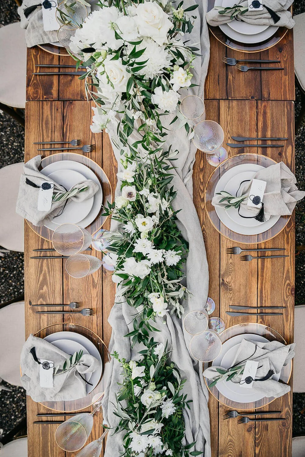 Lange Tafel mit Holztischen von de Waay und Leinenläufer bei einer Zelthochzeit – Möbel schaffen Struktur und Atmosphäre im Zelt
