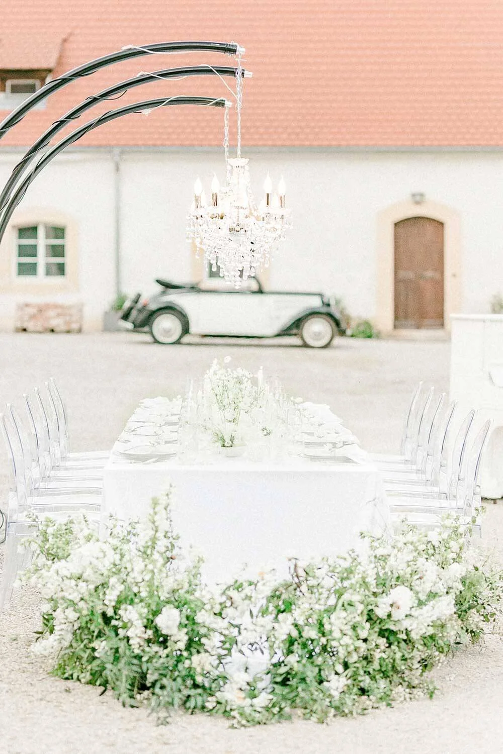 Tischdeko Hochzeit Weiß mit eleganter All-White-Tafel von de Waay, Ghost Chairs, Kristallleuchter und luftiger weißer Floristik