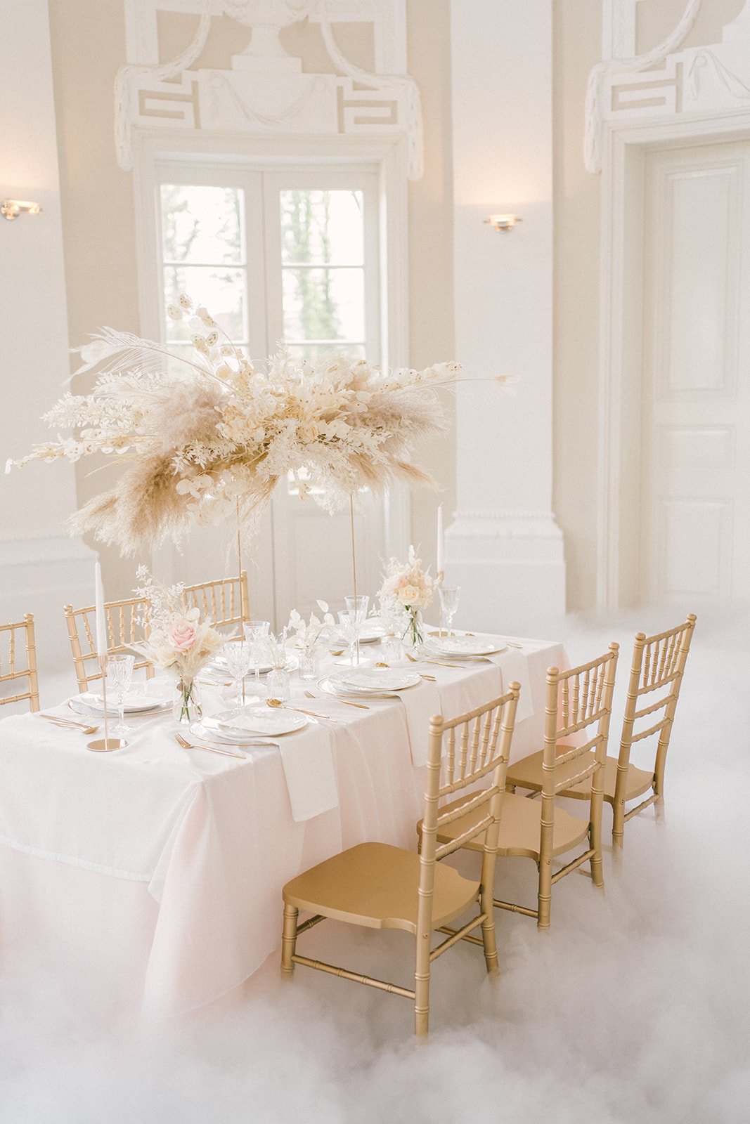Villa Eugenia Hochzeit mit goldenen Tiffany-Stühlen – wie aus einem Traum