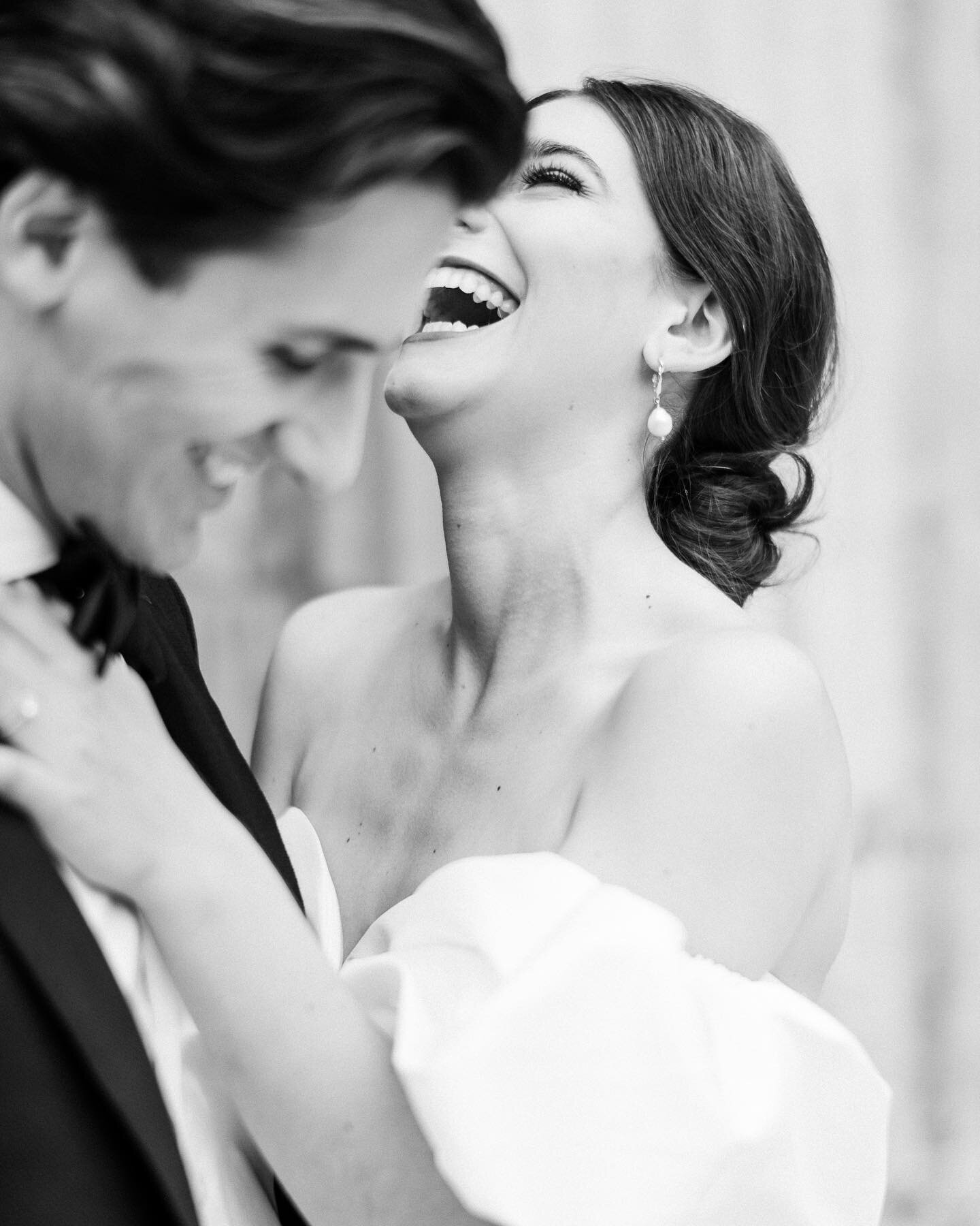 | when we first set eyes on this picture gallery, we were absolutely blown away by this image. how wonderfully  @rebeccaconte_photography captured the bride's hearty laugh! 

and of course, behind every smiling bride there is a whole team of dedicate