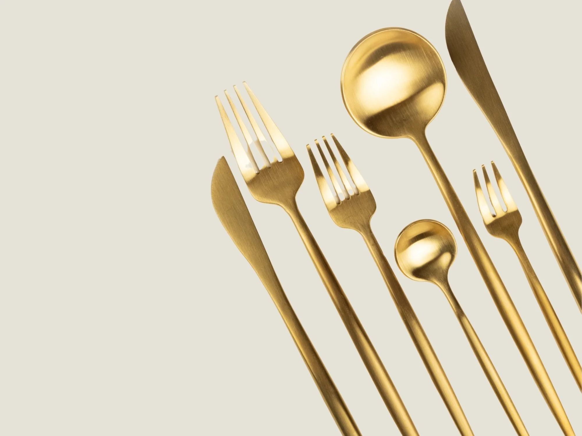 besteck-gold-matt-mieten-dewaay.jpg