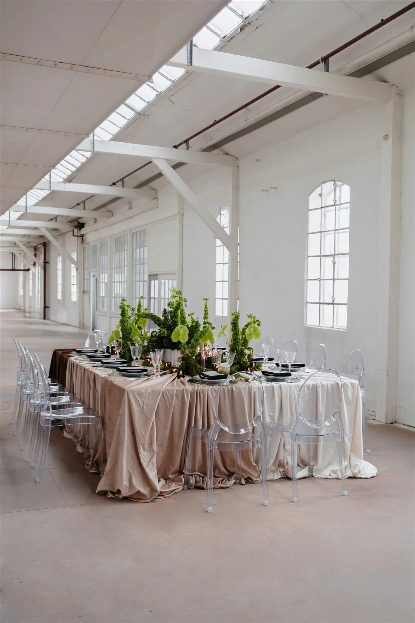 Hochzeitsfarben 2026: rechteckige Hochzeitstafel mit Taupe, Cappuccino, Mocha Mousse, Brauntönen, Grün und transparenten Ghost Chairs von de Waay in einer Industriehalle alte Spinnerei Wannweil