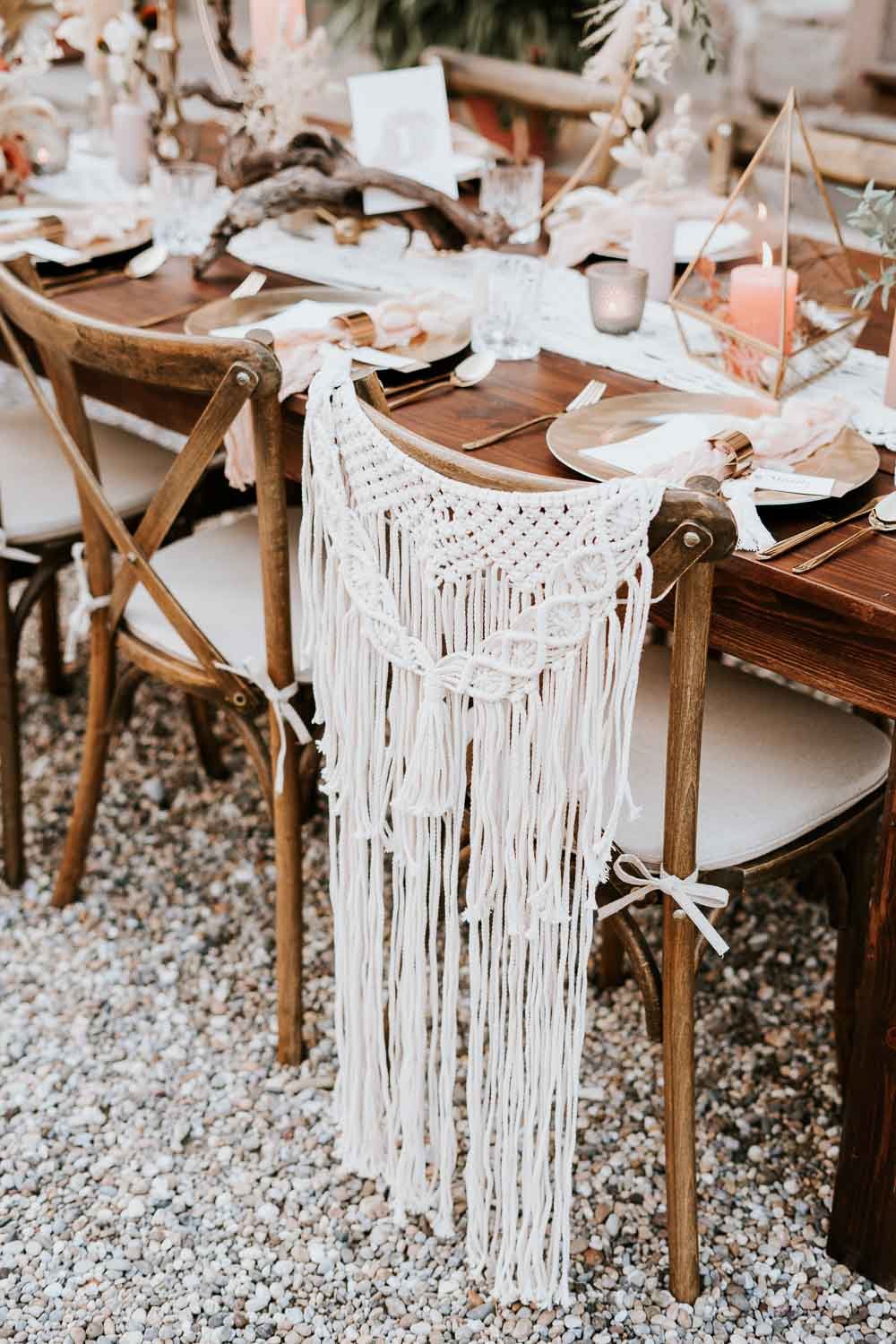 DIY-Tischdeko zur Hochzeit mit Makramee am Stuhl, Goldrand-Platztellern und Trockenblumen – stilvoll, persönlich und hochwertig gestaltet
