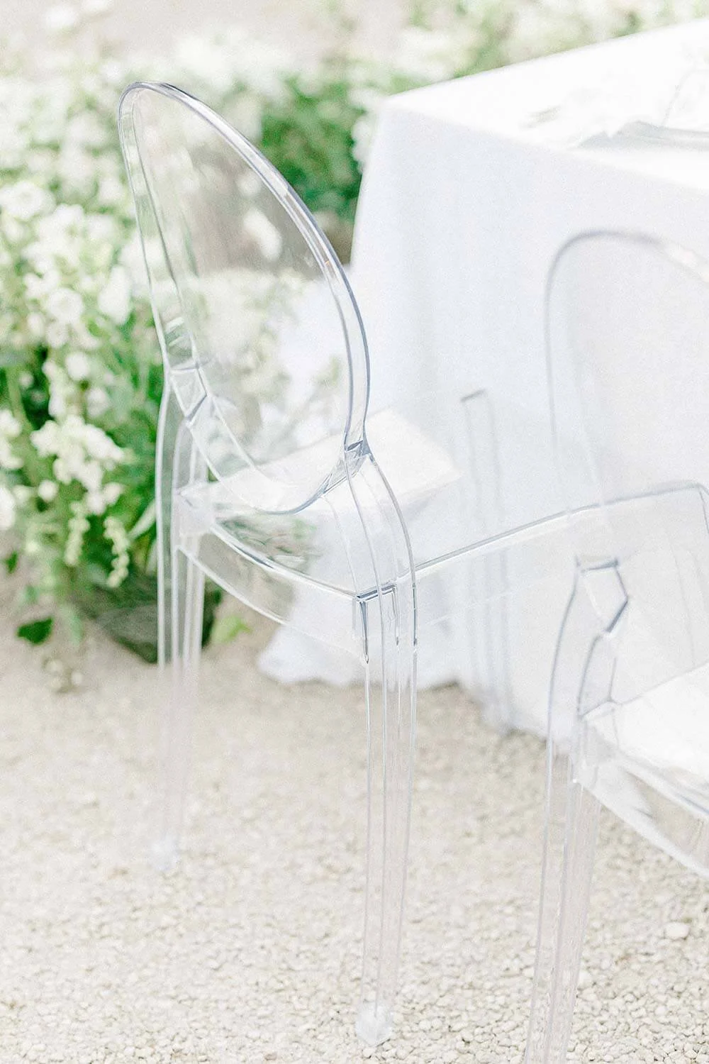 Weiße Tischdeko zur Hochzeit mit transparenten Ghost Chairs von de Waay