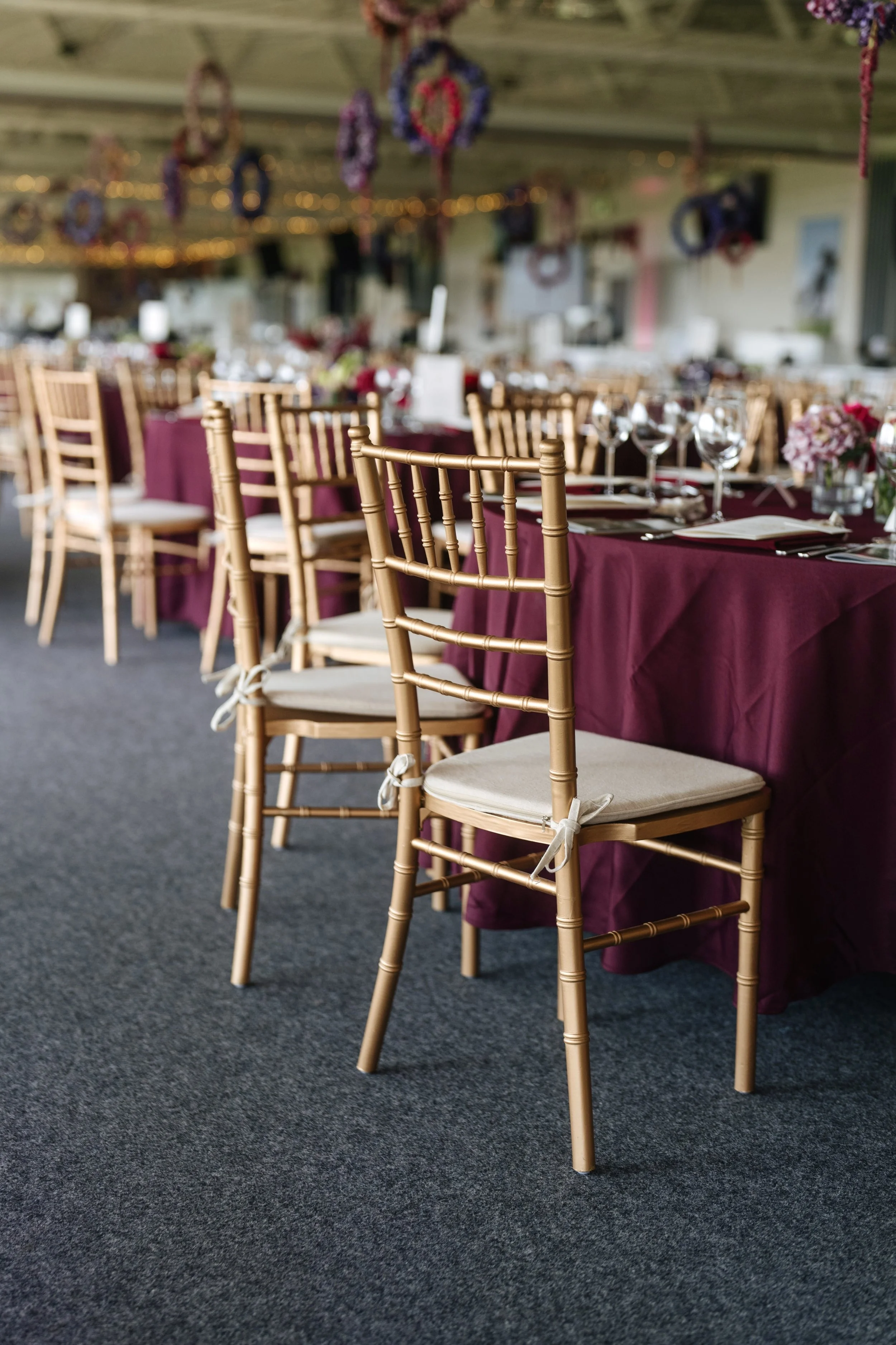 Tiffany Stühle Holz vs. Kunststoff Unterschied