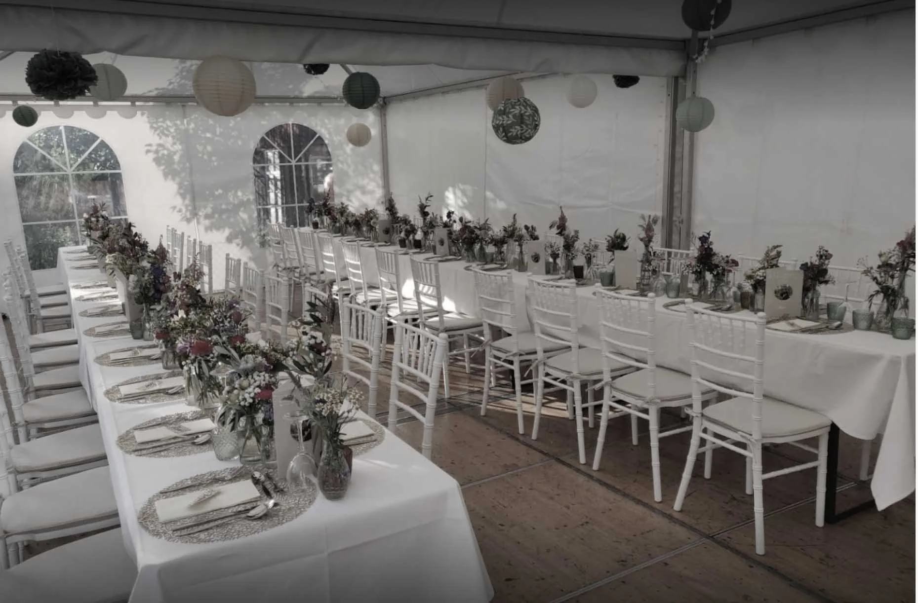 Hochzeit im Zelt mit weißen Tiffany Stühlen