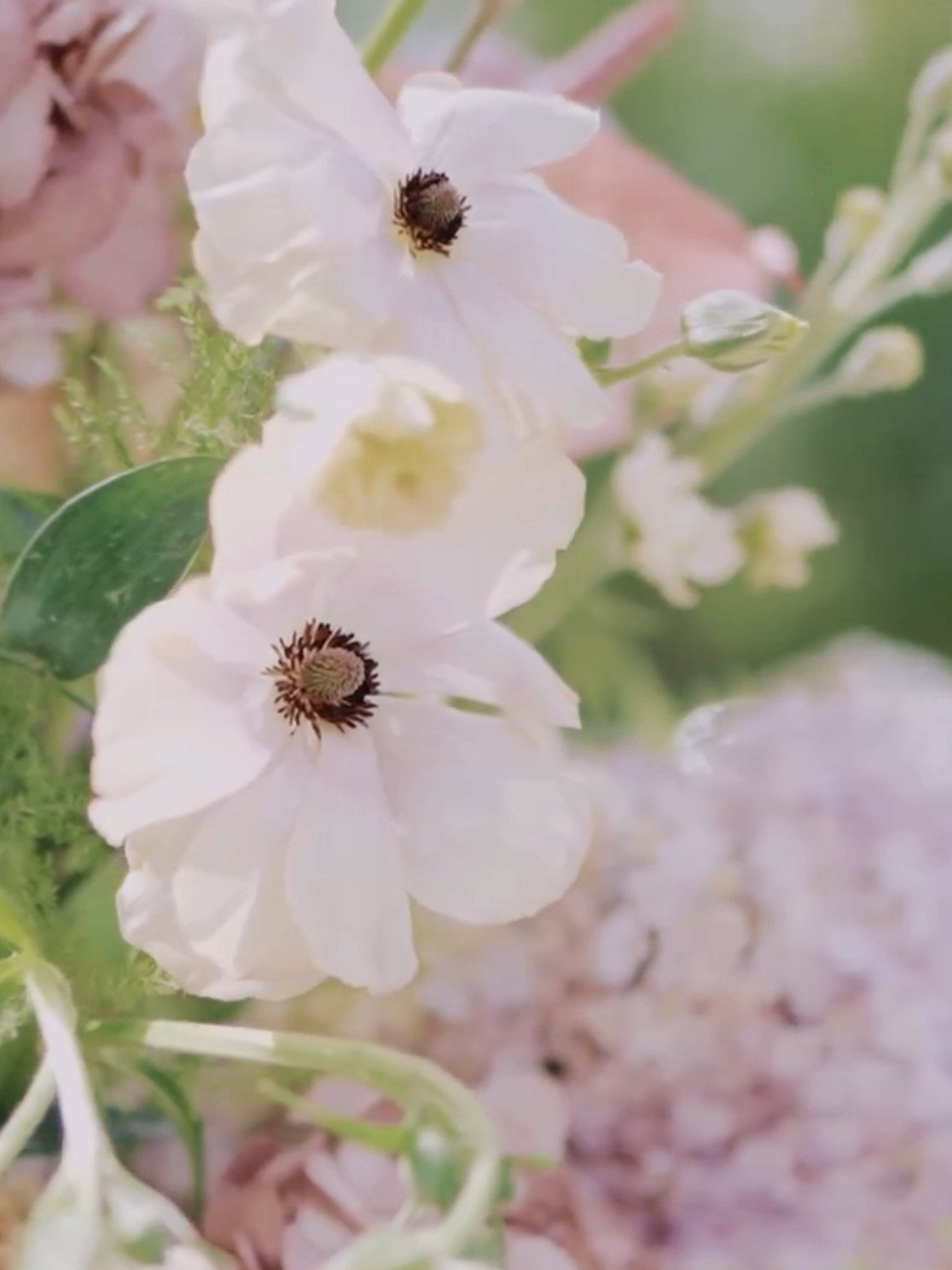 Zarte Einzelblüte als Tischdeko zur Hochzeit im Frühling mit natürlicher, luftiger Floristik