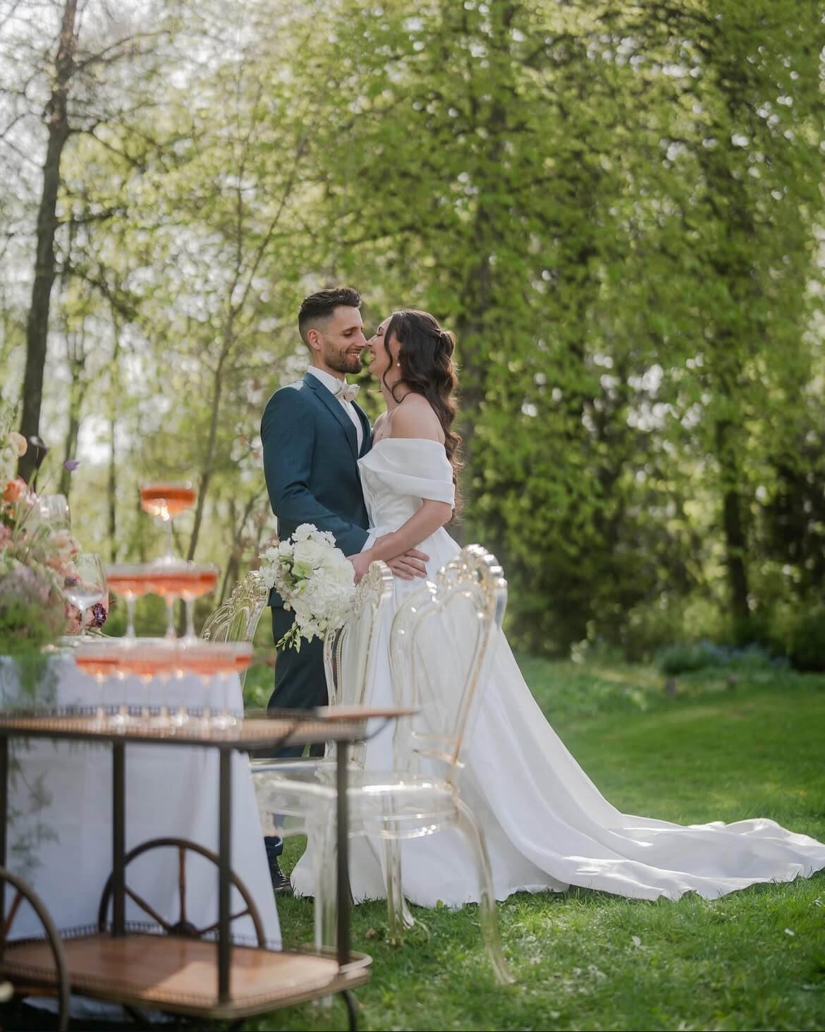 Frühlingshafte Tischdeko zur Hochzeit im Garten mit transparenter Bestuhlung von de Waayund offener Raumwirkung