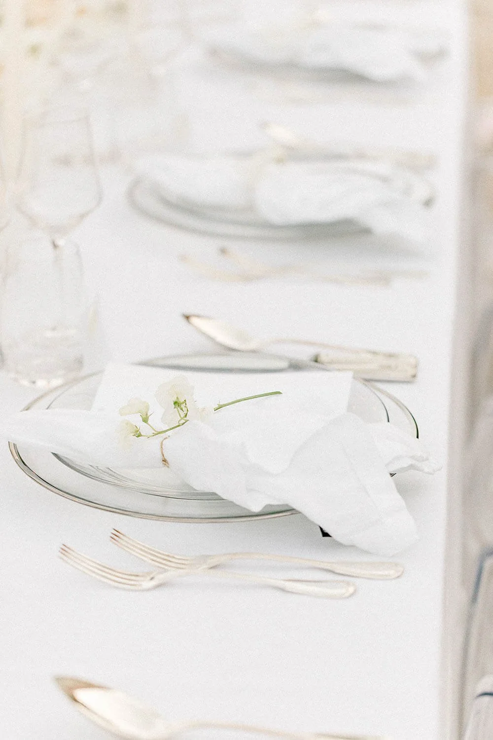 Tischdeko Hochzeit Weiß mit Offwhite-Serviette, Ivory-Tönen, Glas­teller und feinen Materialnuancen von de Waay