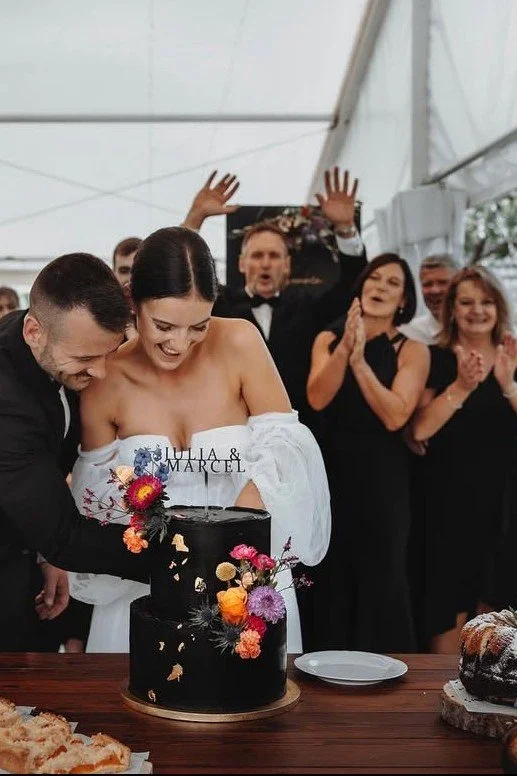 Brautpaar feiert entspannt unter einem Zelt bei der Gartenhochzeit – auch mit Plan B bleibt die Stimmung locker und festlich