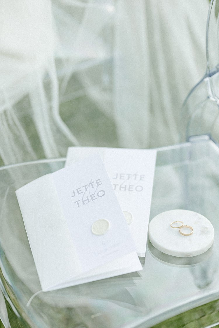 Detailsaufnahme: Transparente Ghost chairs bei einer all White wedding in schloss ehrenfels