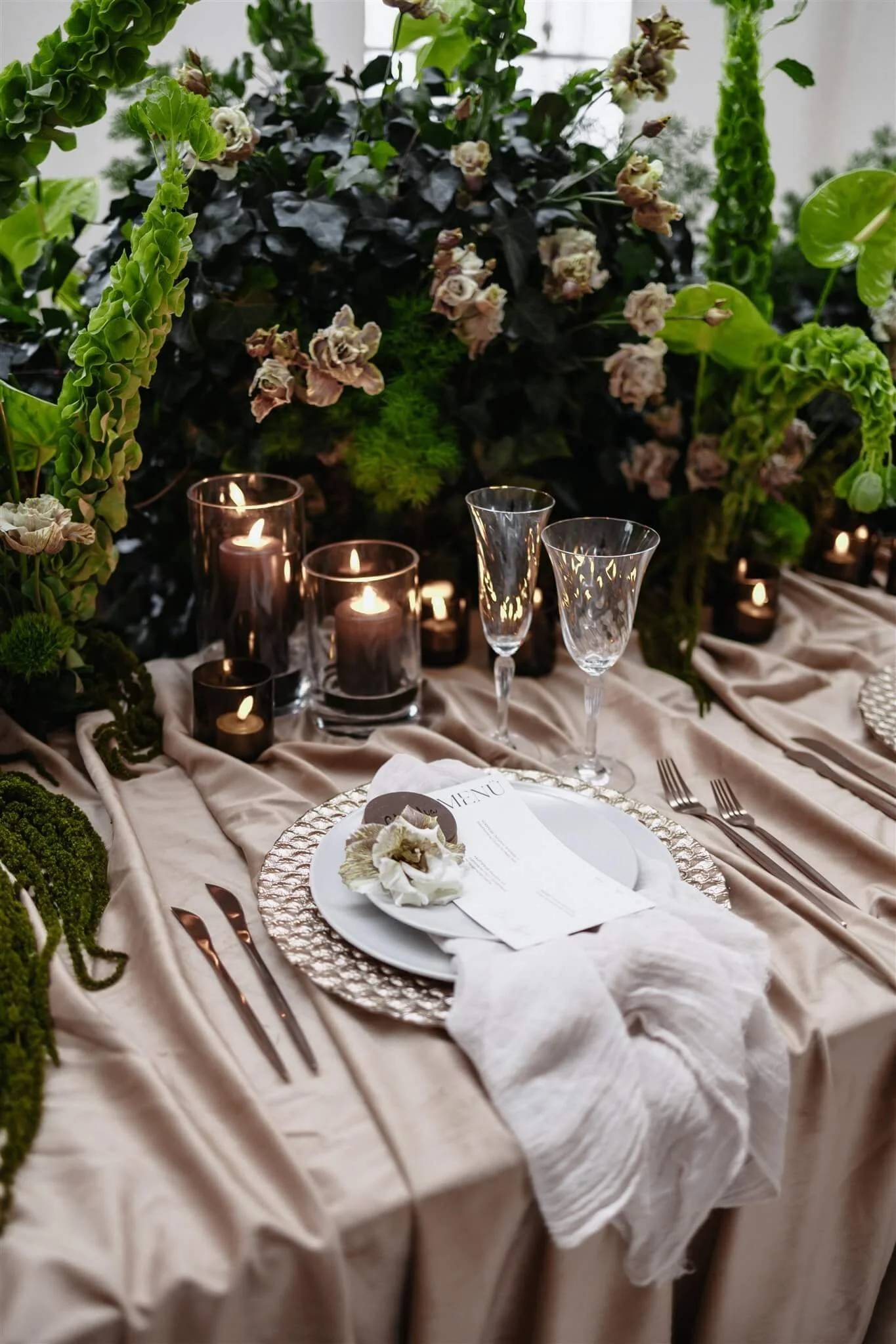 Tischdeko in warmen Brauntönen mit Samt, grüner Floristik und Kupferbesteck in Rosetönen von de Waay – Hochzeitsfarben 2026