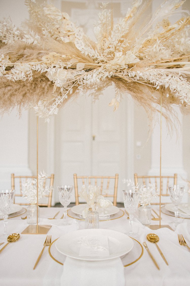 Platzteller mit goldenem Rand bei einer Hochzeit (Copy)