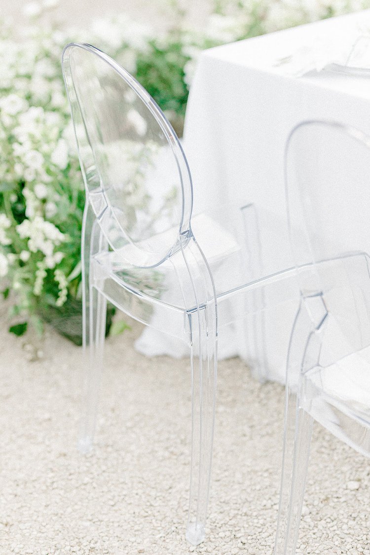 Elegante Ghost Chairs im Schlossgarten