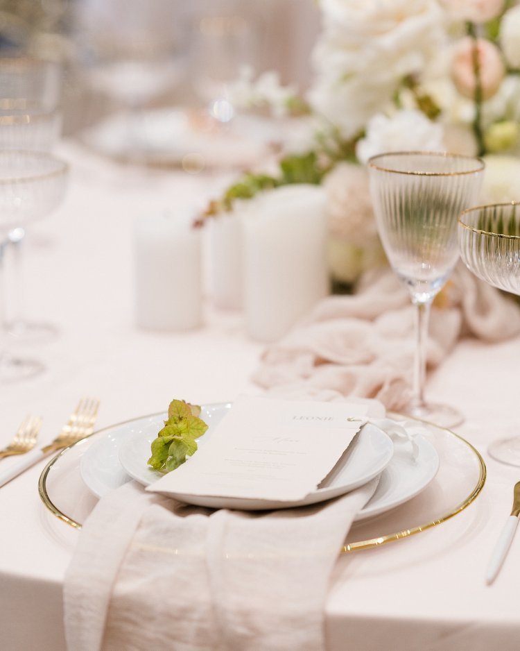 Festlich gedeckte Hochzeitstafel mit goldenen Platztellern (Copy)