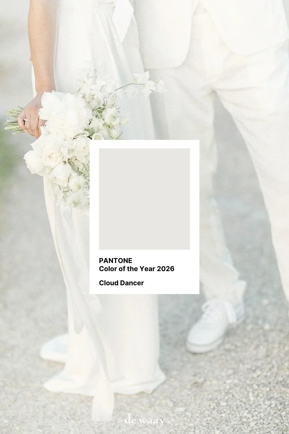 Tischdeko Hochzeit Weiß inspiriert von Pantone Cloud Dancer 2026 mit modernem All-White-Look
