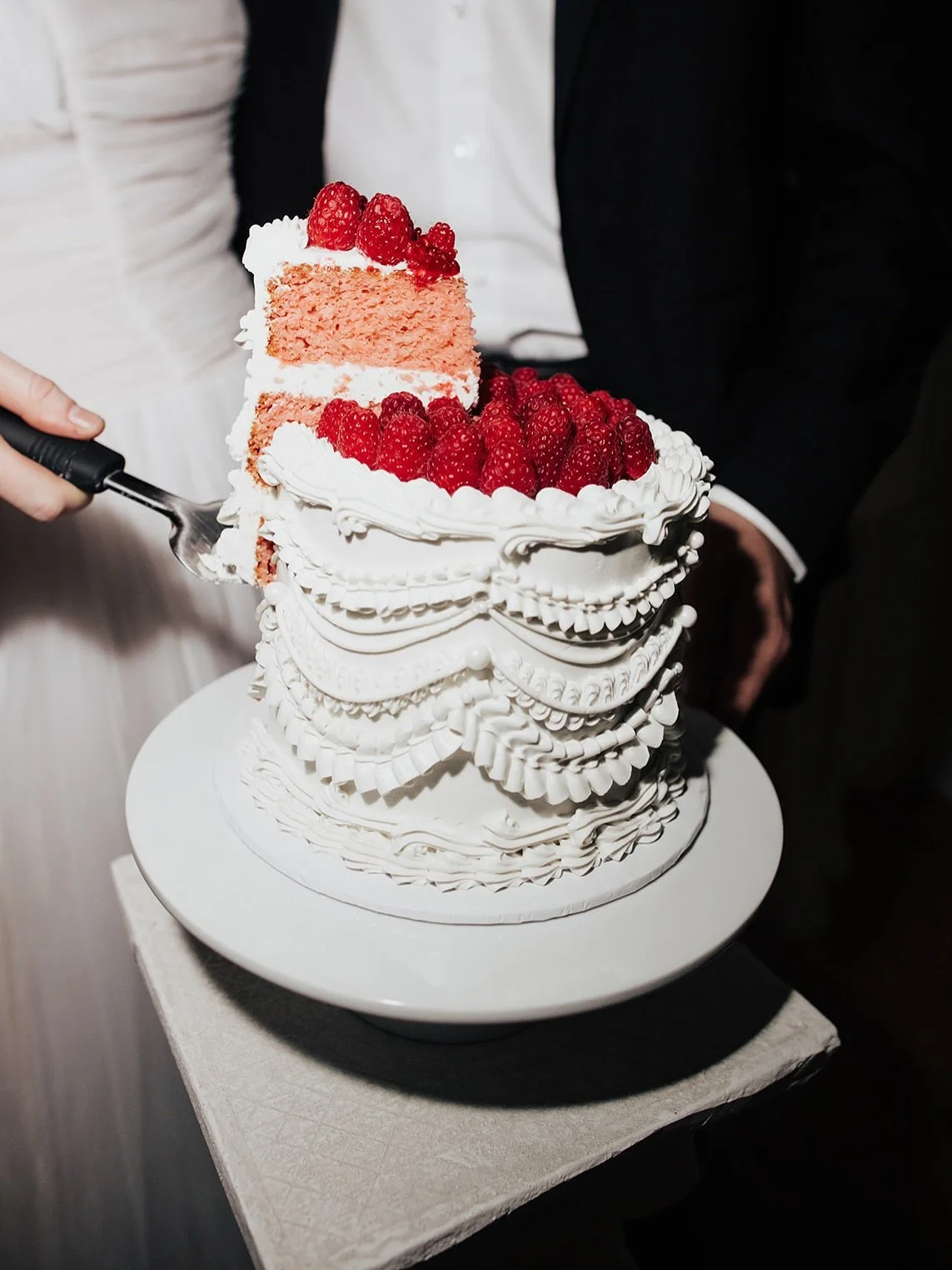 So grateful to create cakes for the most intimate “I do’s” at @whitevelvetchapel . If your venue or brand wants to partner with And She Bakes, reach out at info@andshebakesnashville.com. 
@andreagodfreyphotography 
#andshebakesnas