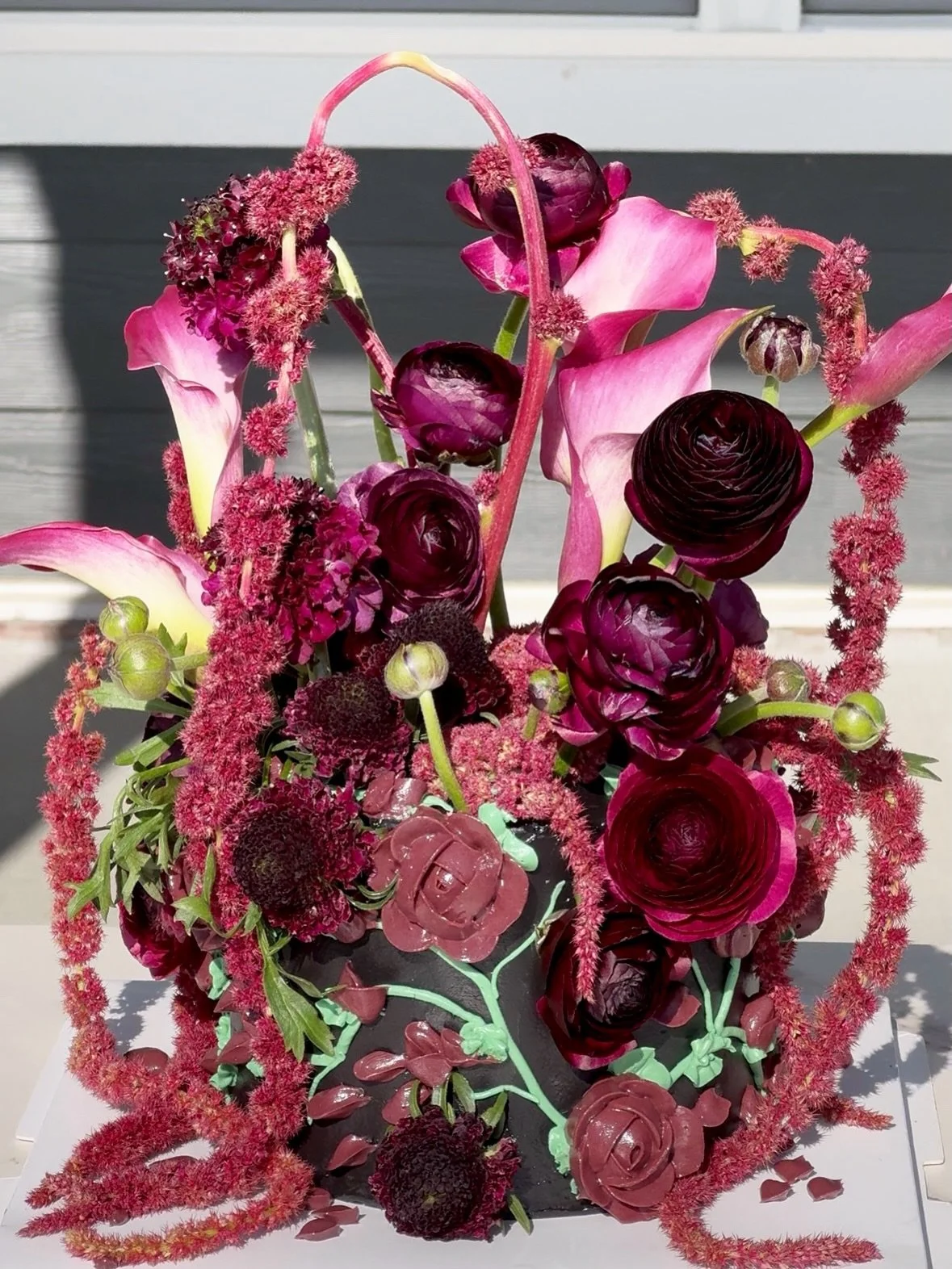 Moody fall/winter florals 🥀 @honeydewsflowers always hooks me up with the prettiest flowers everrrr. So happy I had a sunny day to capture this creation - I think it&rsquo;s one of my favs to date🙂&zwj;&harr;️

#andshebakesnashville #nashvillecusto