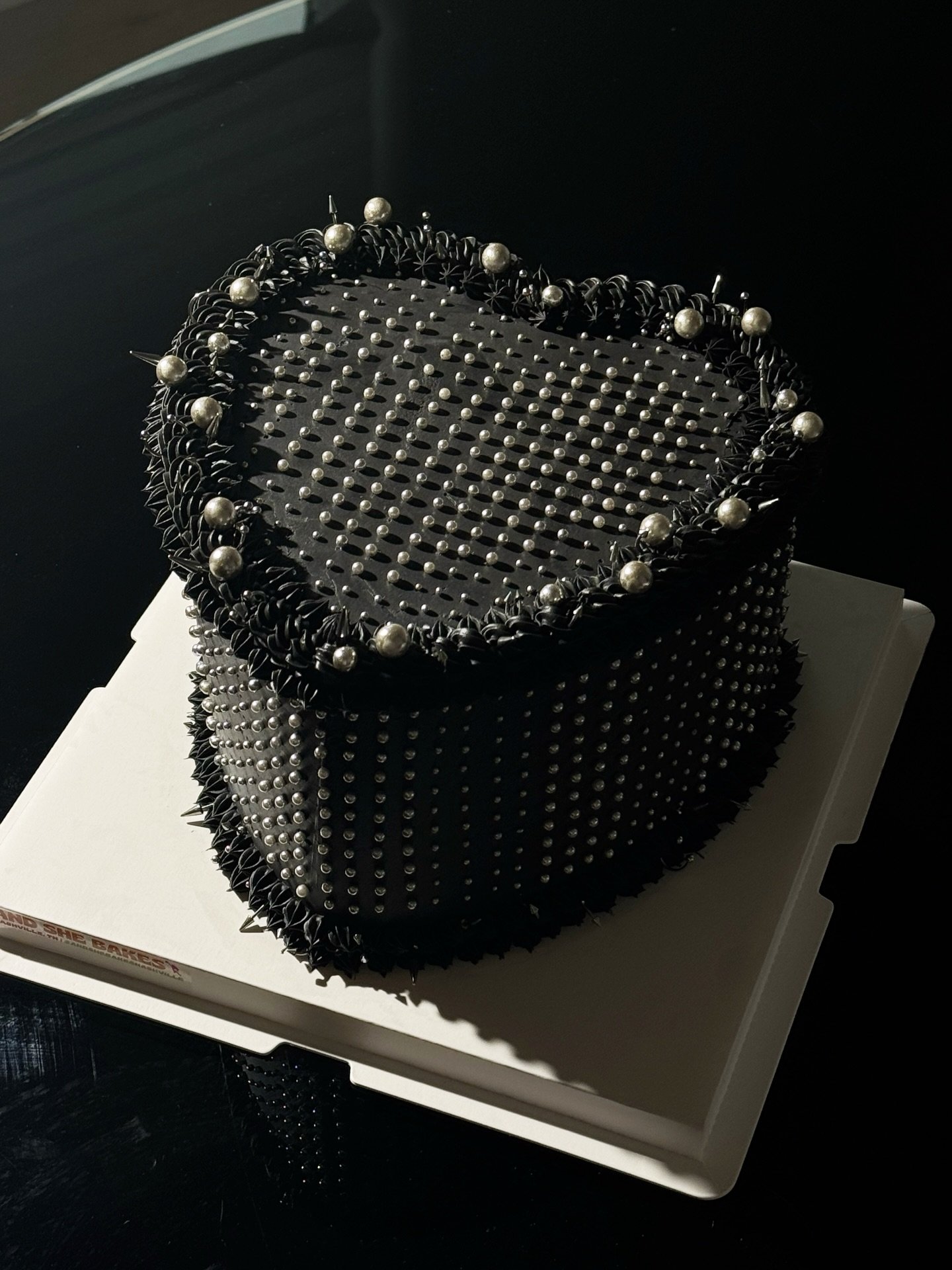 It&rsquo;s not a phase mom! Client brief was opulent, goth vibes. So we went for this studded pearl effect with piercings stuck into the borders. Likeeeeee. Probably the most &ldquo;cool girl&rdquo; order I&rsquo;ve made to date🖤

#andshebakesnashvi