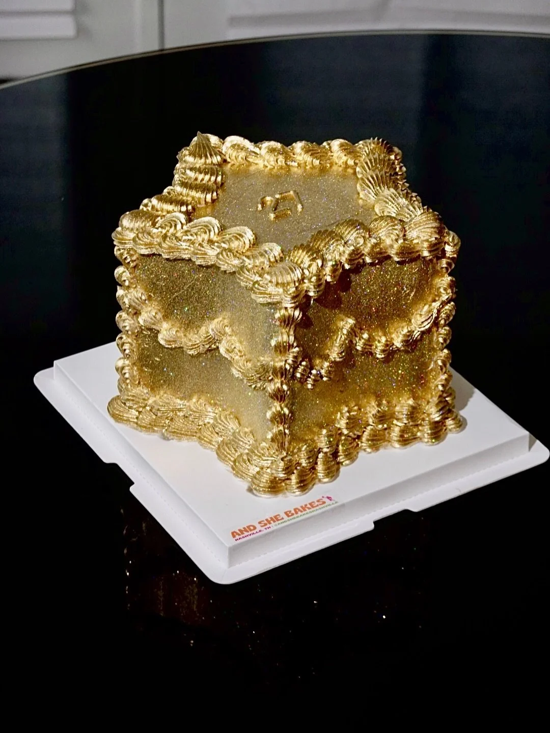 Wow this one turned out so pretty. Who doesn&rsquo;t love a classic gold star? And with that gold glitter added it&rsquo;s just 🤌🏼🤌🏼🤌🏼 truly a shower stopper!!🌟

#andshebakesnashville #goldstarcake #goldcake