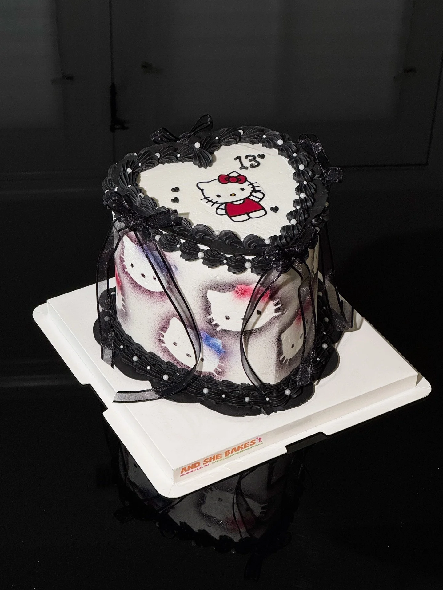 Surprise order, but make it Hello Kitty 🖤
This cake was created for a 13th birthday with only a few clues: Hello Kitty, black and white, trendy vibes... And I took the reins from there! Surprise orders give me full creative freedom to experiment wit