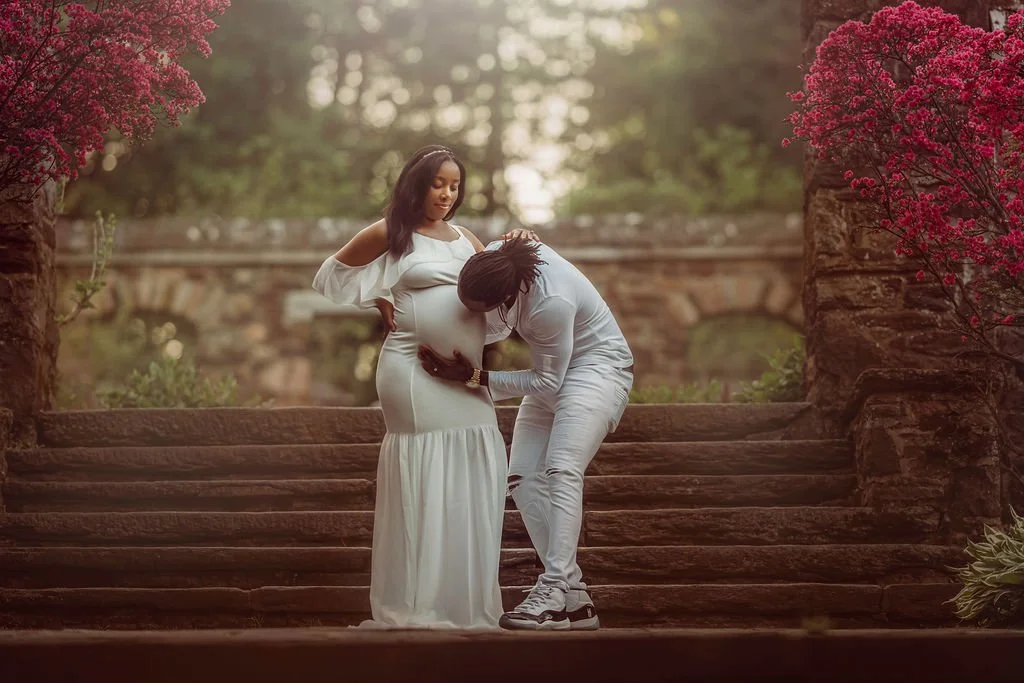 Father kissing mom’s baby bump during a maternity session at Ridley Creek State Park