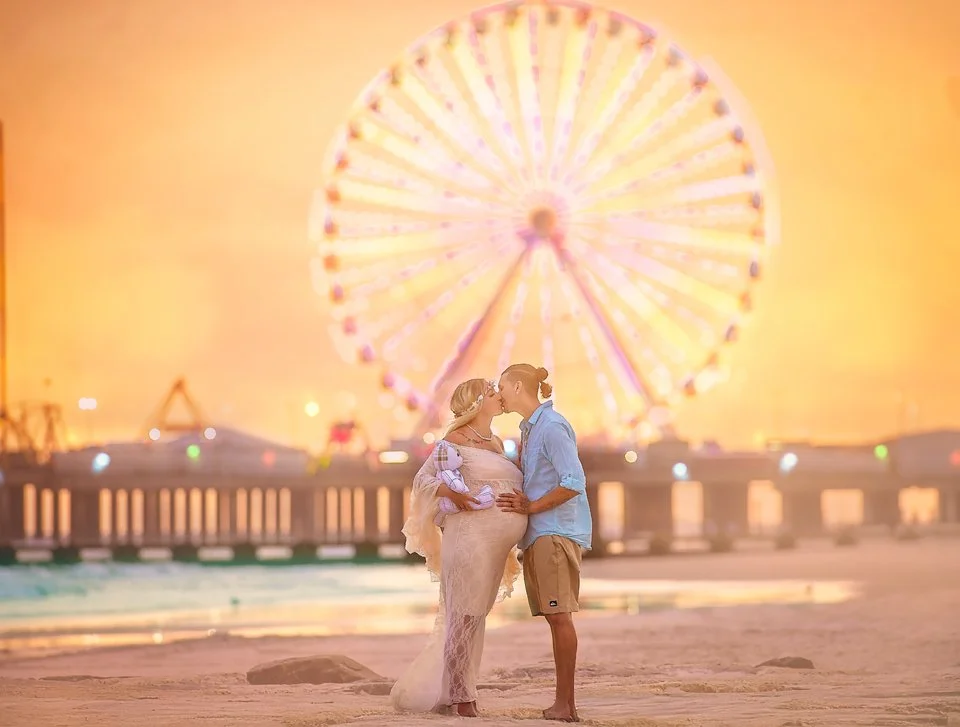 Beneath the glow of the Ferris wheel, love feels infinite. 🌙
This beautiful couple&rsquo;s maternity session at the Jersey Shore was a blend of romance, coastal light, and timeless artistry &mdash; the kind of moment that reminds me why I adore fine