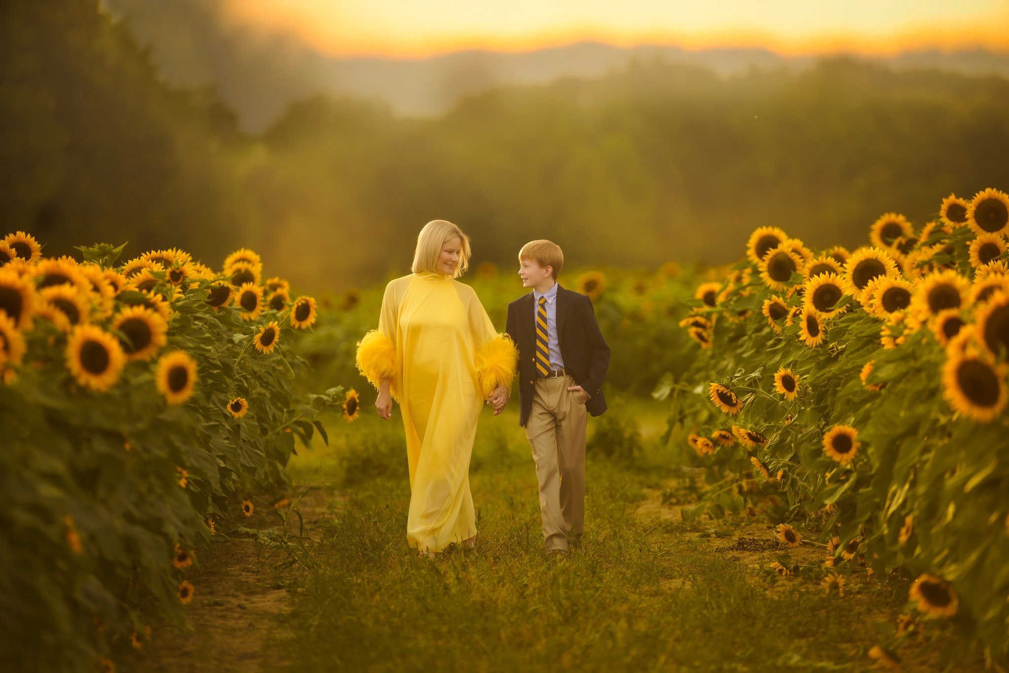 ✨ When your fall sunflower session turns into a whole autumn daydream&hellip;
There&rsquo;s just something about golden petals, soft breezes, and that warm fall glow that makes everything feel magical. 🌻🍂✨
I live for moments like these &mdash; pure