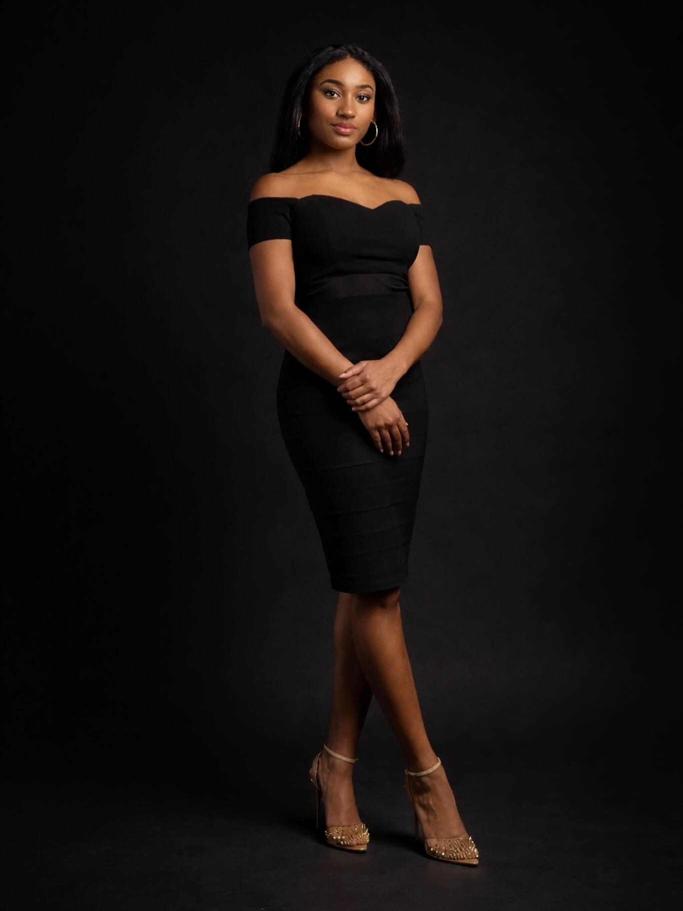 Editorial portraits never go out of style.
Clean light. Strong presence. Timeless elegance.

An editorial portrait experience I offer for clients throughout South Jersey and Philadelphia.