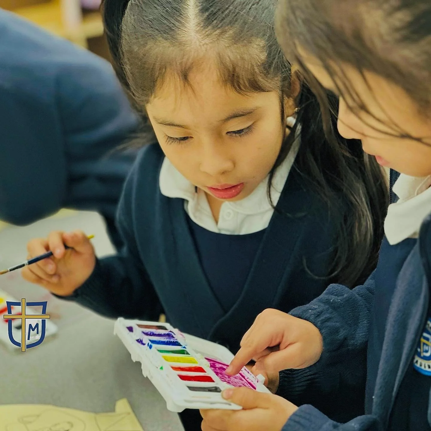 Mixing colors to make new colors in art class 🎨 #nyccatholicschool #catholicclassicalcurriculum