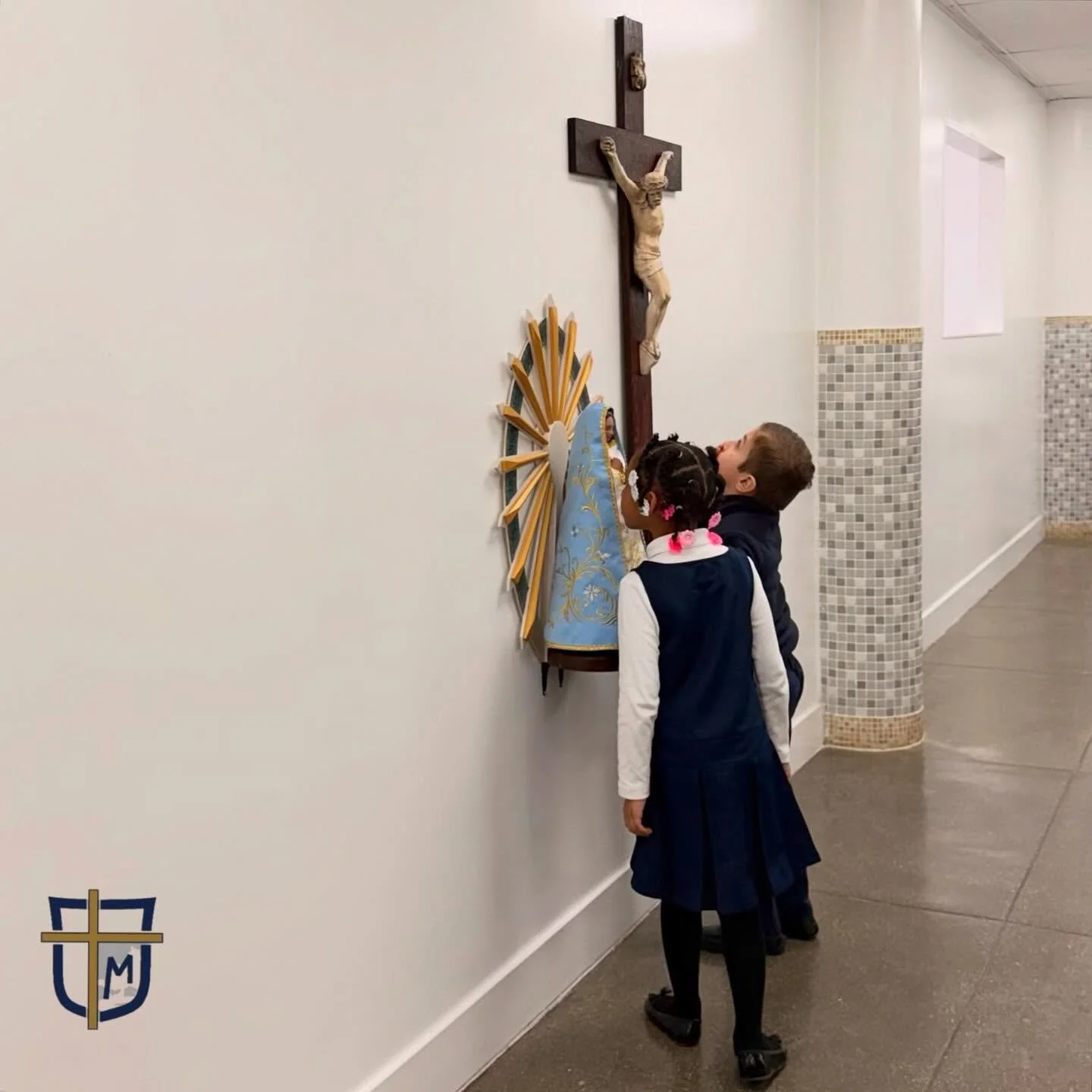 There&rsquo;s always time to give Jesus &amp; Mary a kiss between classes! #catholickids #nyccatholicschool #catholiclife