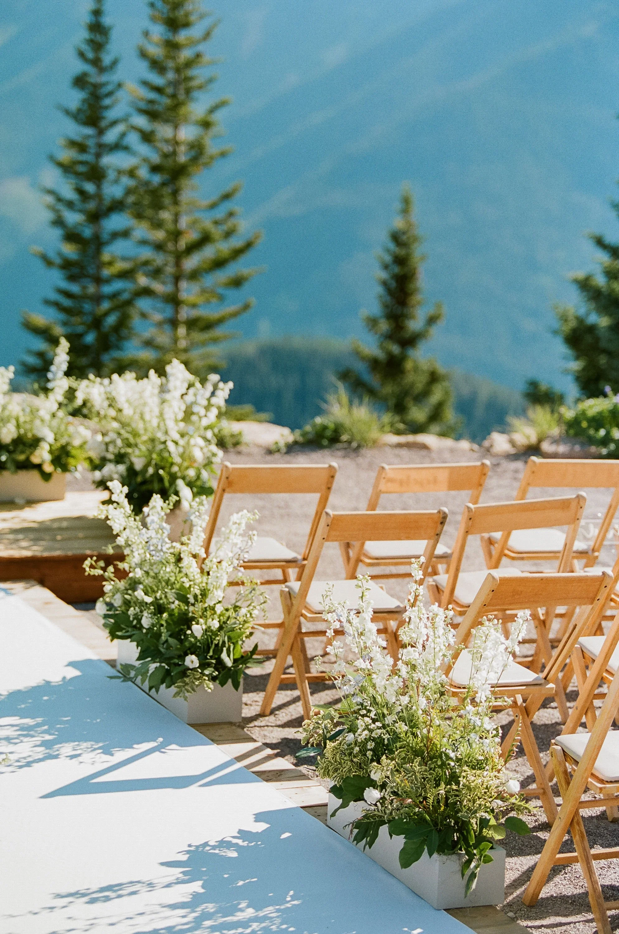 Aslaka wedding ceremony decor on mountaintop