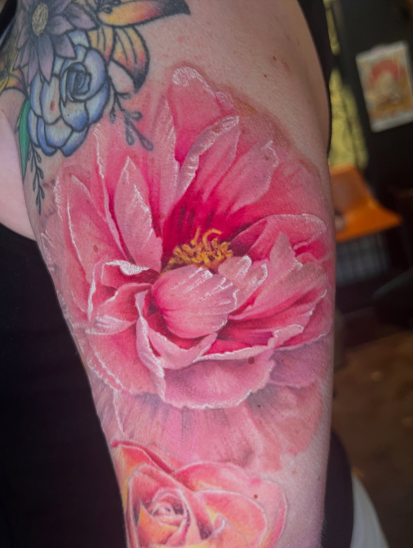 Peony addition to Christy’s floral arm!
I can wait to add the black background to this piece and make it pop🫶🏻
-
#floraltattoo #peonytattoo #floralrealismtattoo #mntattooers #mntattoo