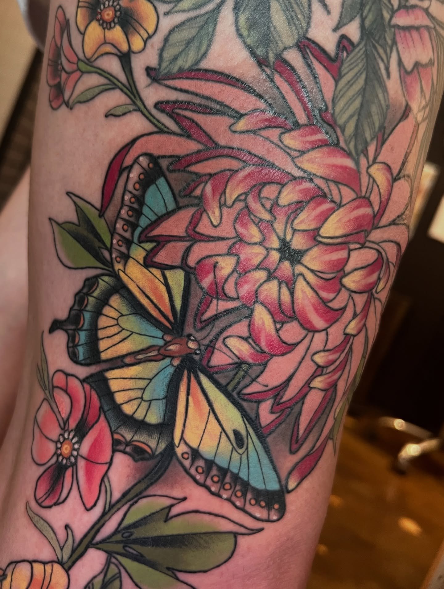 More for Melissa leg!
We’re slowly chipping away at this sleeve piece by piece!🫶🏻
Bottom snake part healed, & butterfly & most of the chrysanthemum healed!❤️
-
#florallegsleeve #floraltattoo #mntattooers #mntattoo
