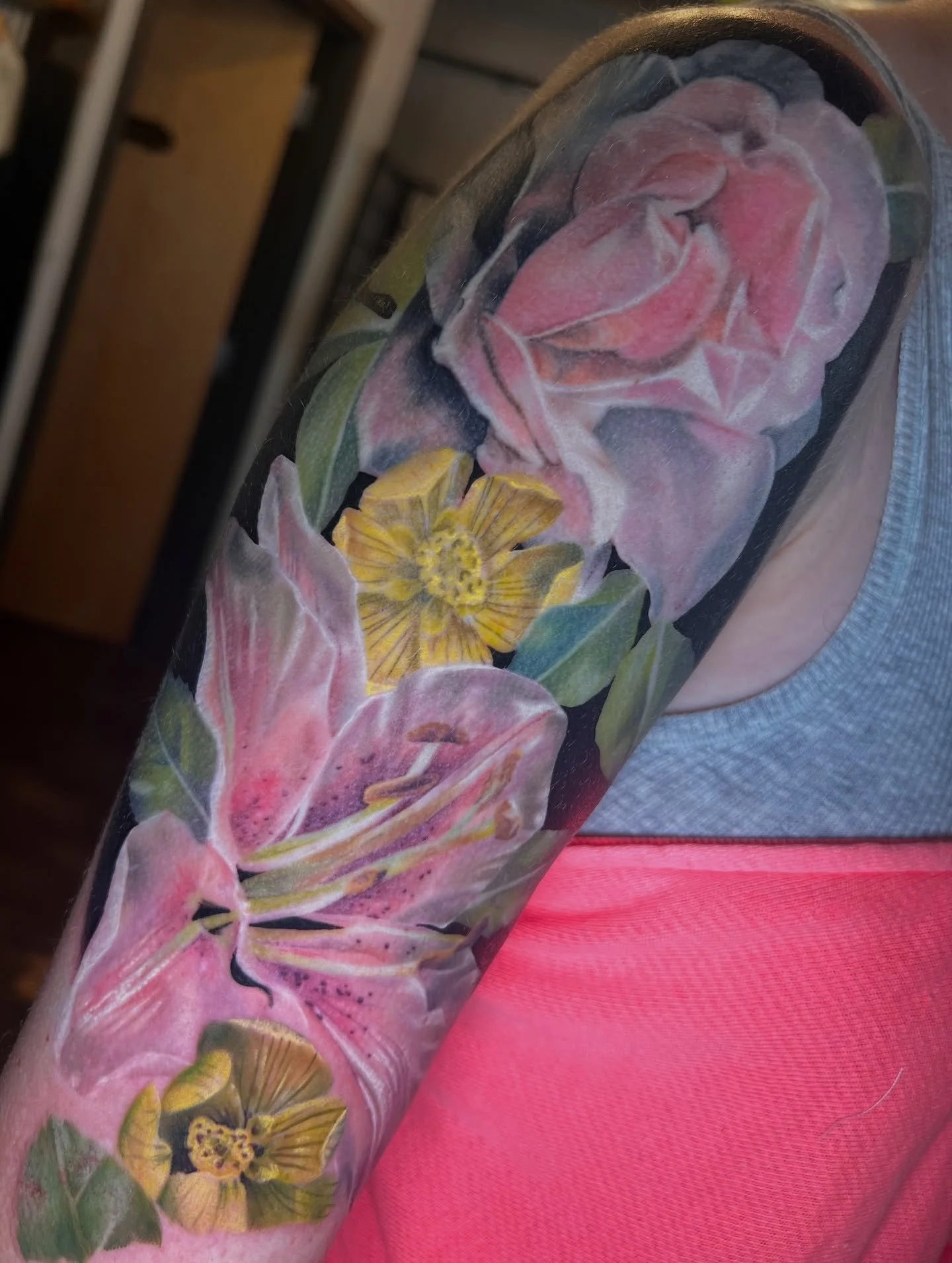 Healed partial sleeve from Brooke!🌸
Black and bottom yellow flower fresh.
I absolutely adore this Brioche style floral w heavy blackwork/black background and would love to do more of it! The blackwork can make for good coverups👀
-
#floralsleeve #li