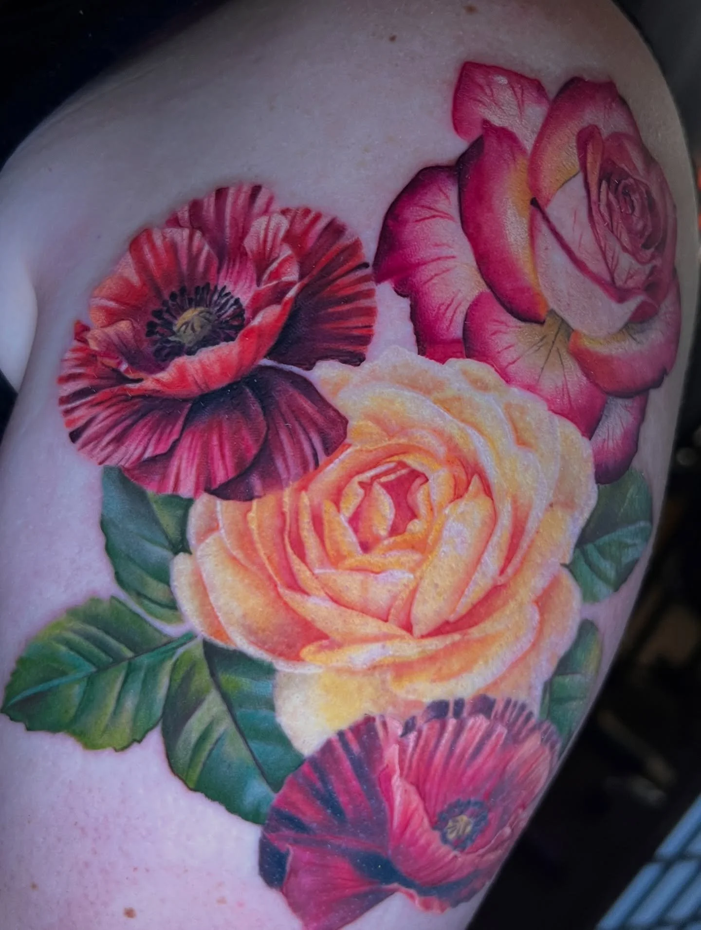 Floral arrangement finished up for Marisol today!🌹
The yellow peony and bottom poppy are healed w some small touchups!
-
#rosetattoos #poppytattoo #peonytattoo #mntattooers #mntattooartist #femaletattooer