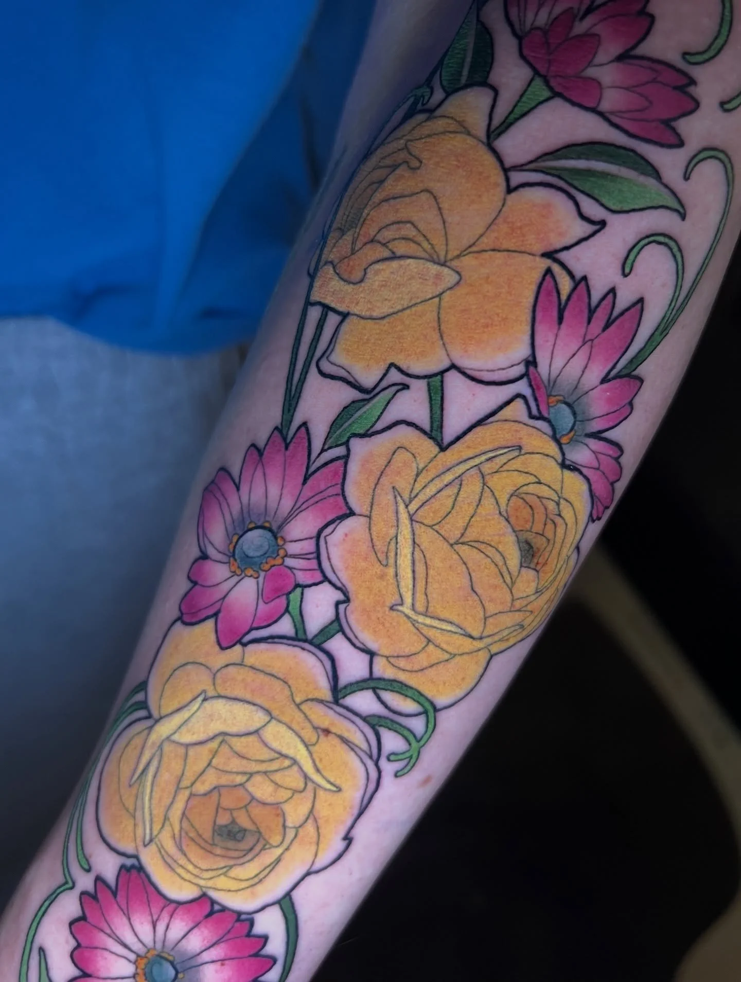 Nouveau roses &amp; daisies for Max last week!🌼
I love doing this style so much!
-
#nouveautattoo #neonouveau #mntattooartist