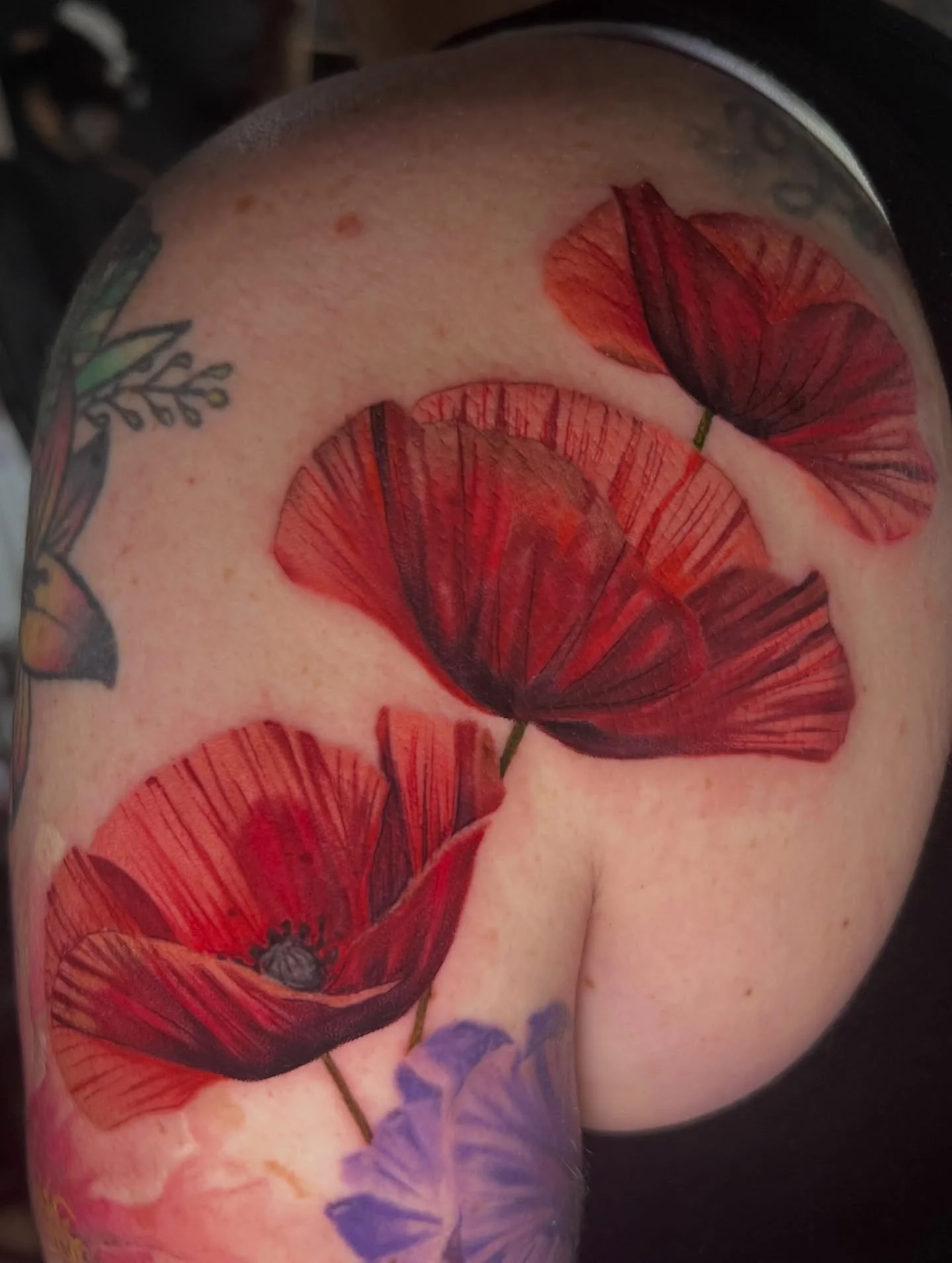 The biggest and the baddest here! Mama Christy knows how to sit and go big! 😂🥰
This is the final floral addition to this sleeve, we have some touch ups and capping off the shoulder with some blackwork. 
What a journey. Christy has one of the very f