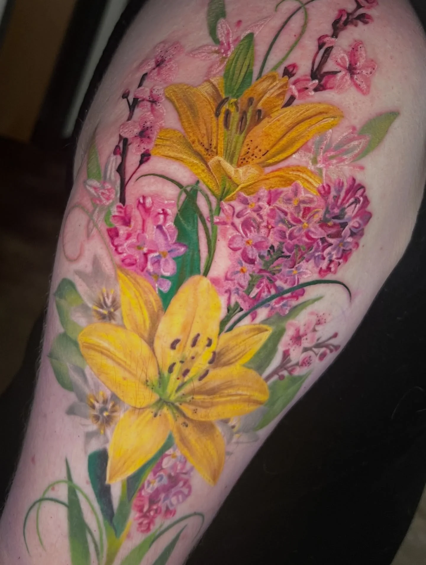 Video game inspired floral finished for Matt today! Bottom section healed💛
Can&rsquo;t wait to add some video game imagery and symbolism!
#lilytattoo #lilactattoo #floraltattoo