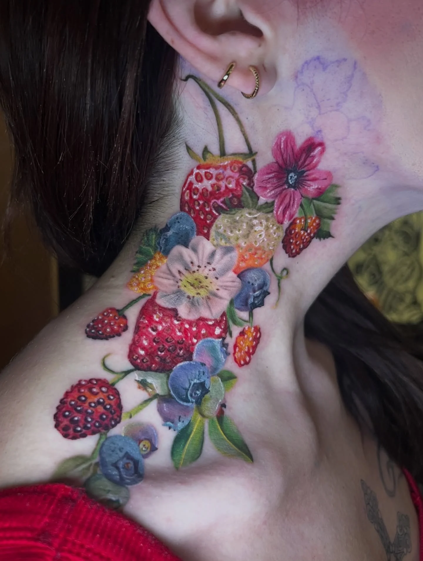 Forgot to post this piece I did a trade for the amazing @aksavannah ! 
I adore the personal bag, coin purse, earrings, &amp; other small goodies she so kindly added in for a tip! Thanks for such an amazing experience Savannah!🫶🏻
-
#strawberrytattoo